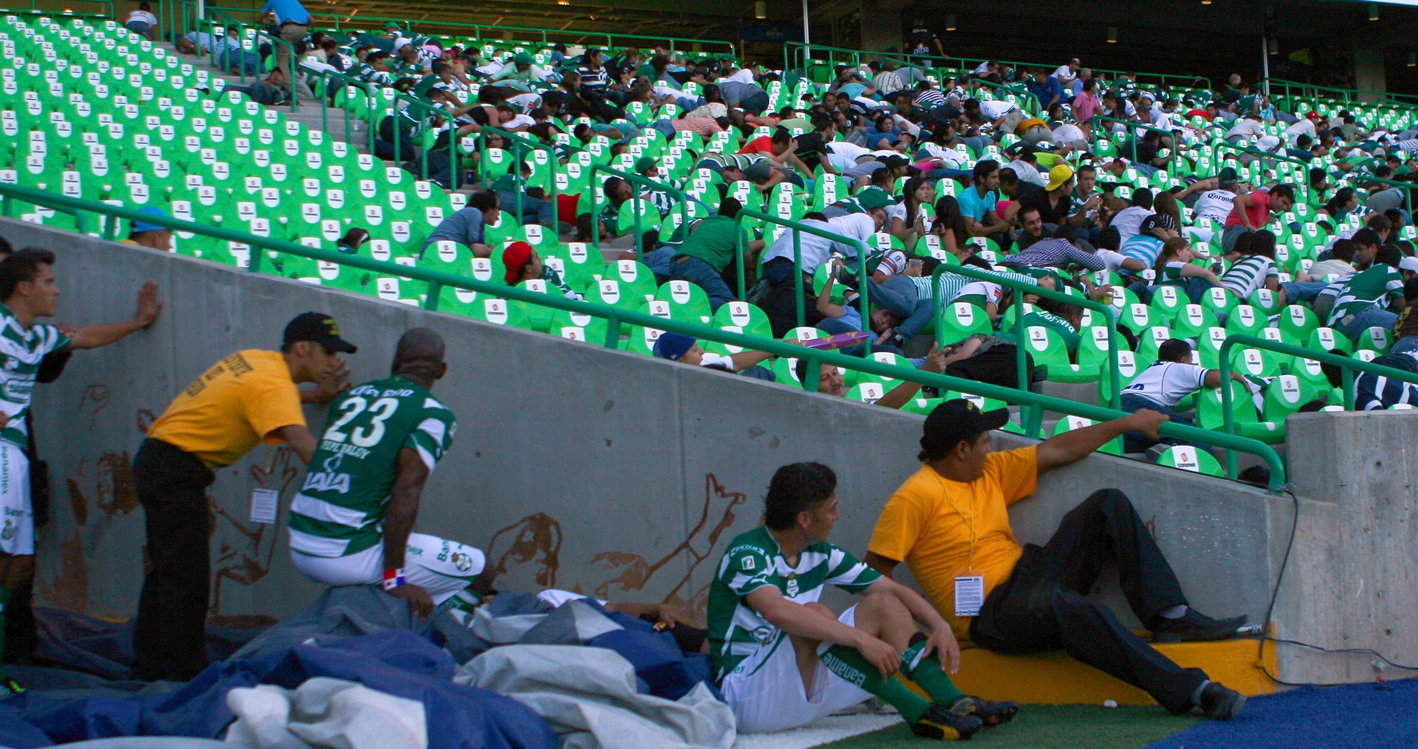 Прекратиха мач в Мексико заради стрелба (видео)