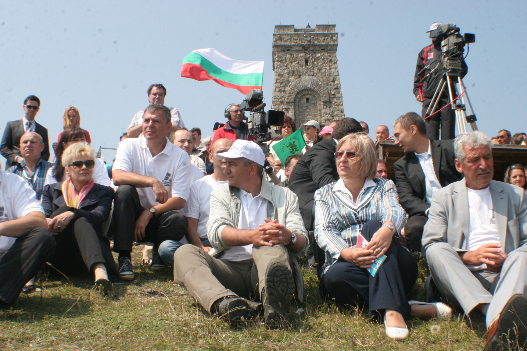 Хиляди българи изкачиха връх Шипка
