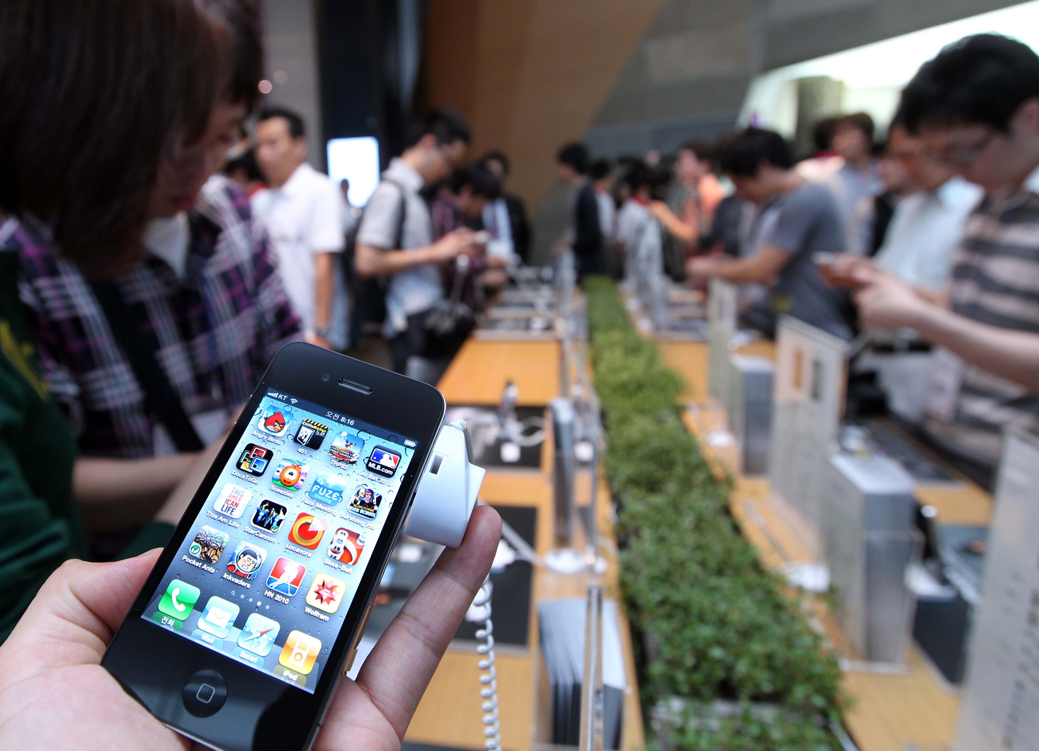 Apple прави евтин iPhone с 8GB памет