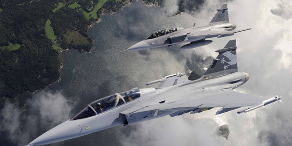Шведският самолет Gripen може да презарежда директно на шосето