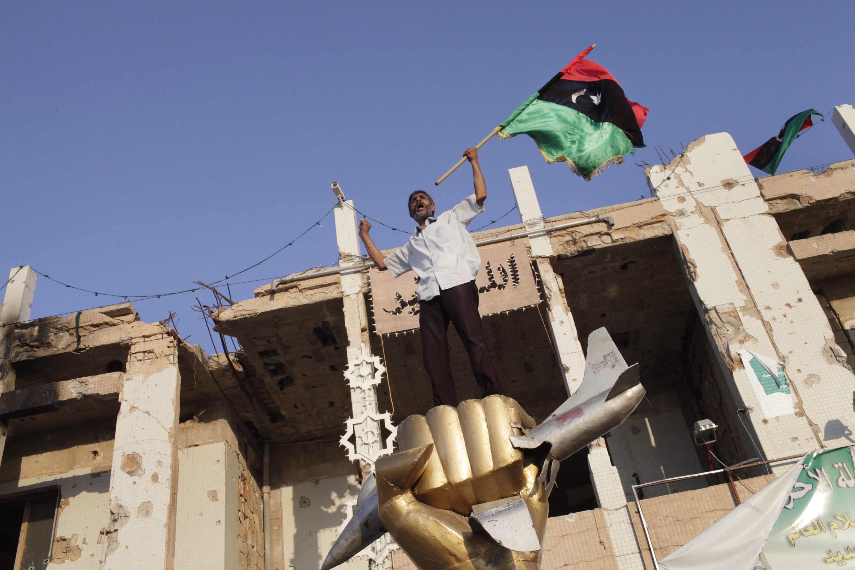 Бунтовниците издирват Кадафи, той зове за съпротива