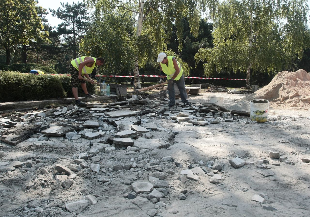 Настилката в парка също се обновява