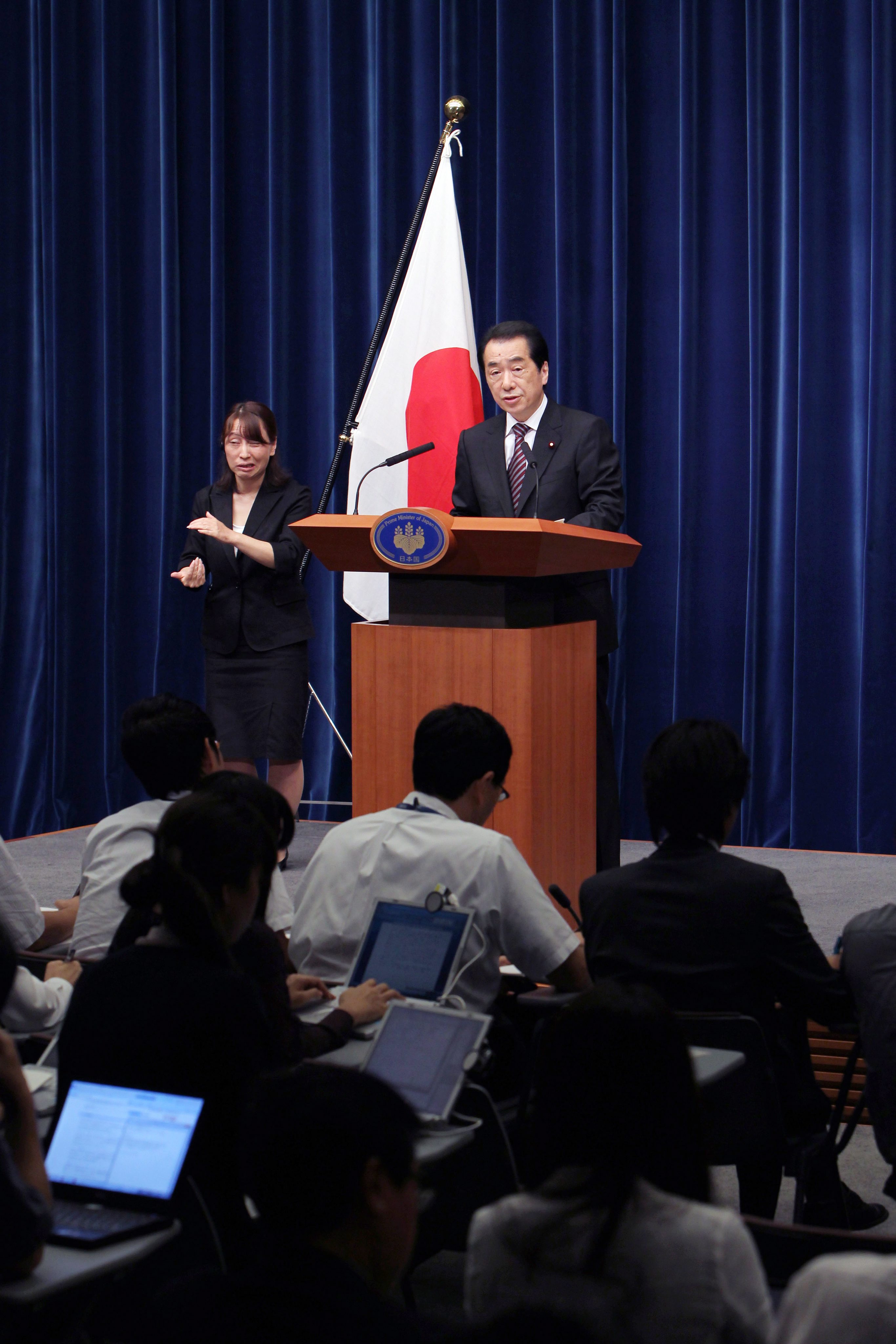 Японският премиер Наото Кан подаде оставка