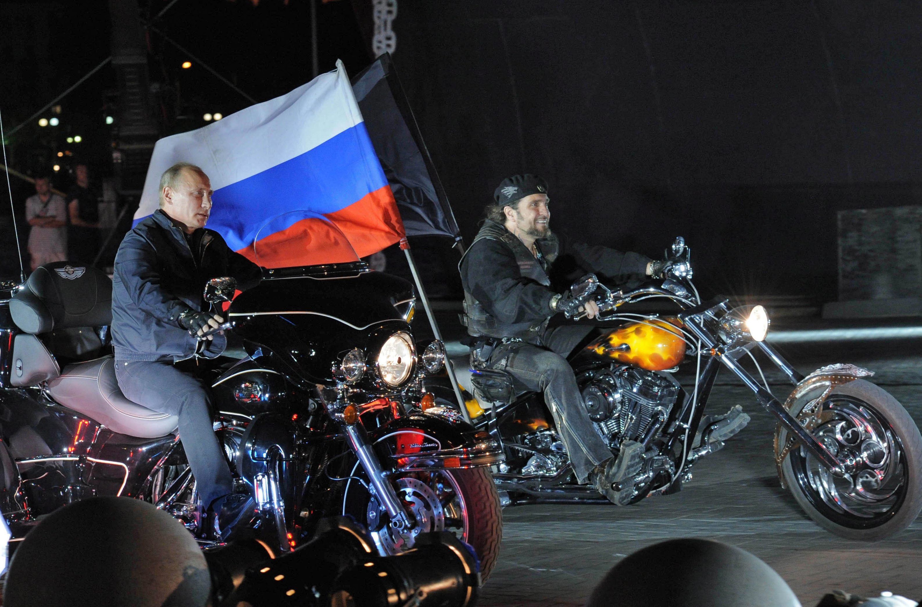 Руският президент Владимир Путин няколко пъти е карал мотор заедно с рокерите от клуба
