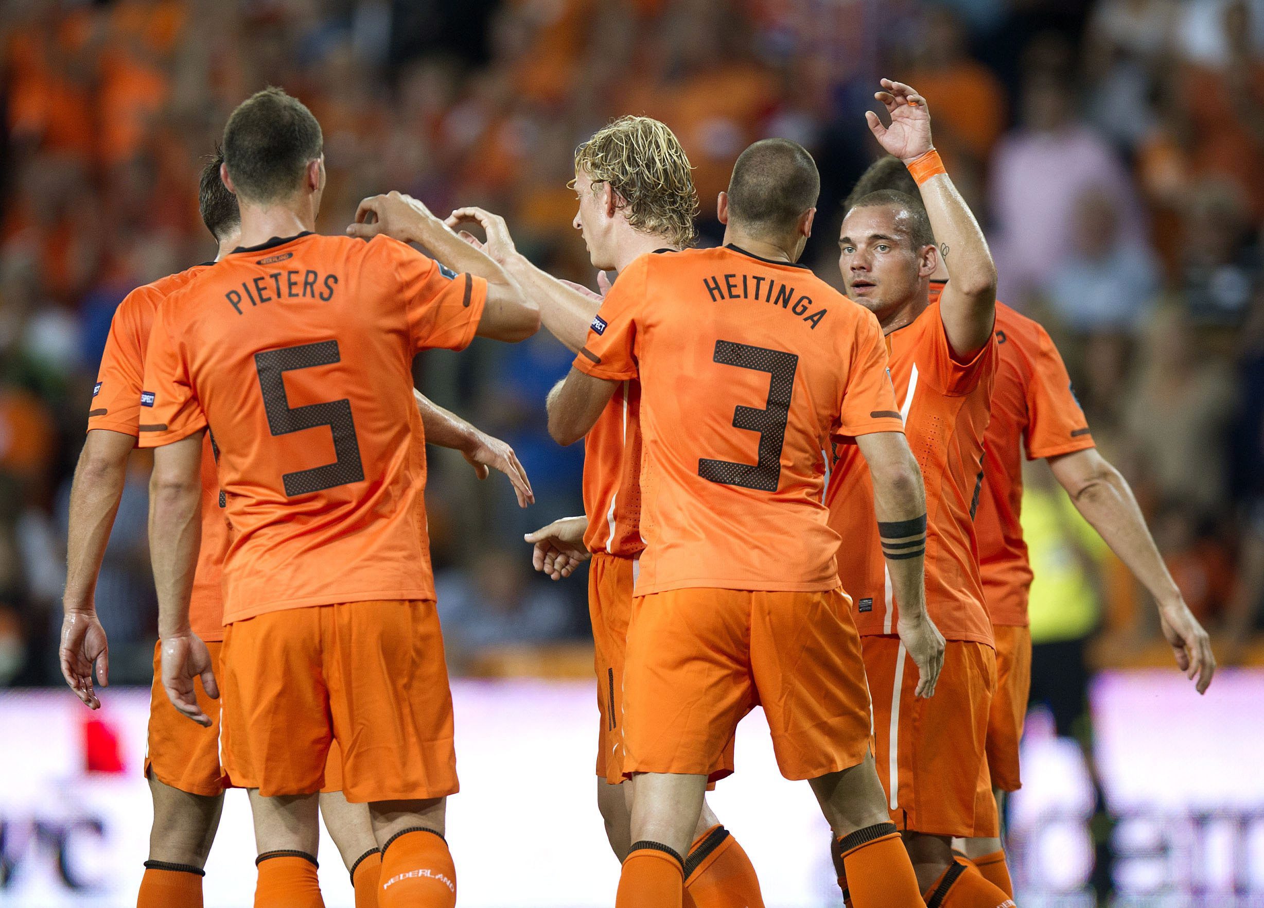 Успехът на практика доближи ”оранжевите” на само победа от сигурно класиране за Евро 2012