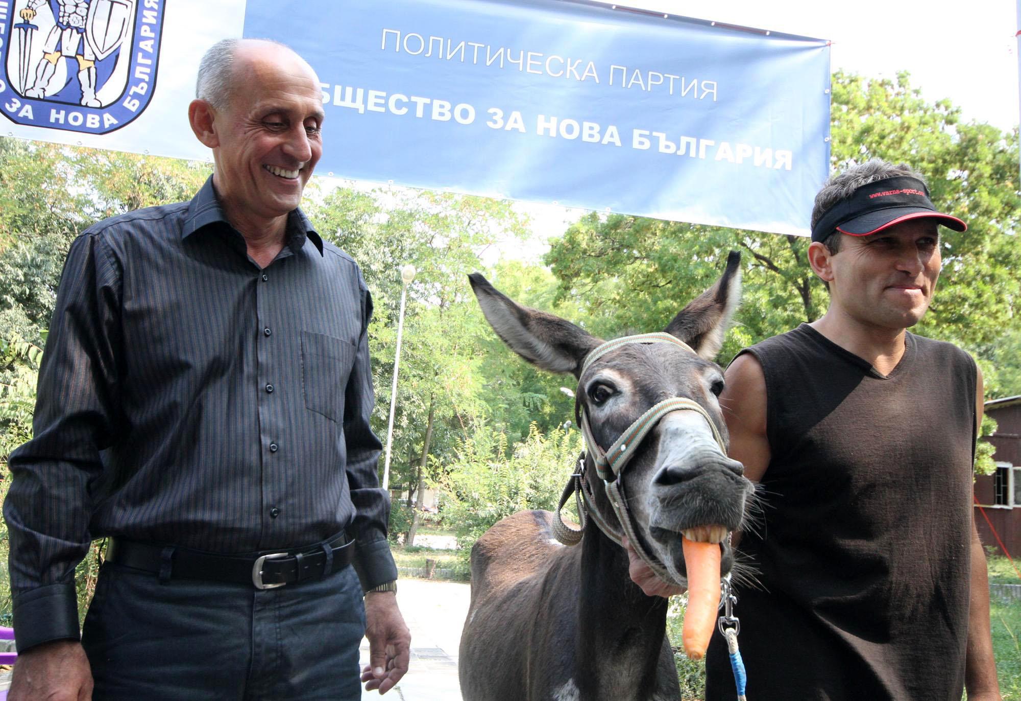 Магарето Марко на пресконференцията пред журналистите