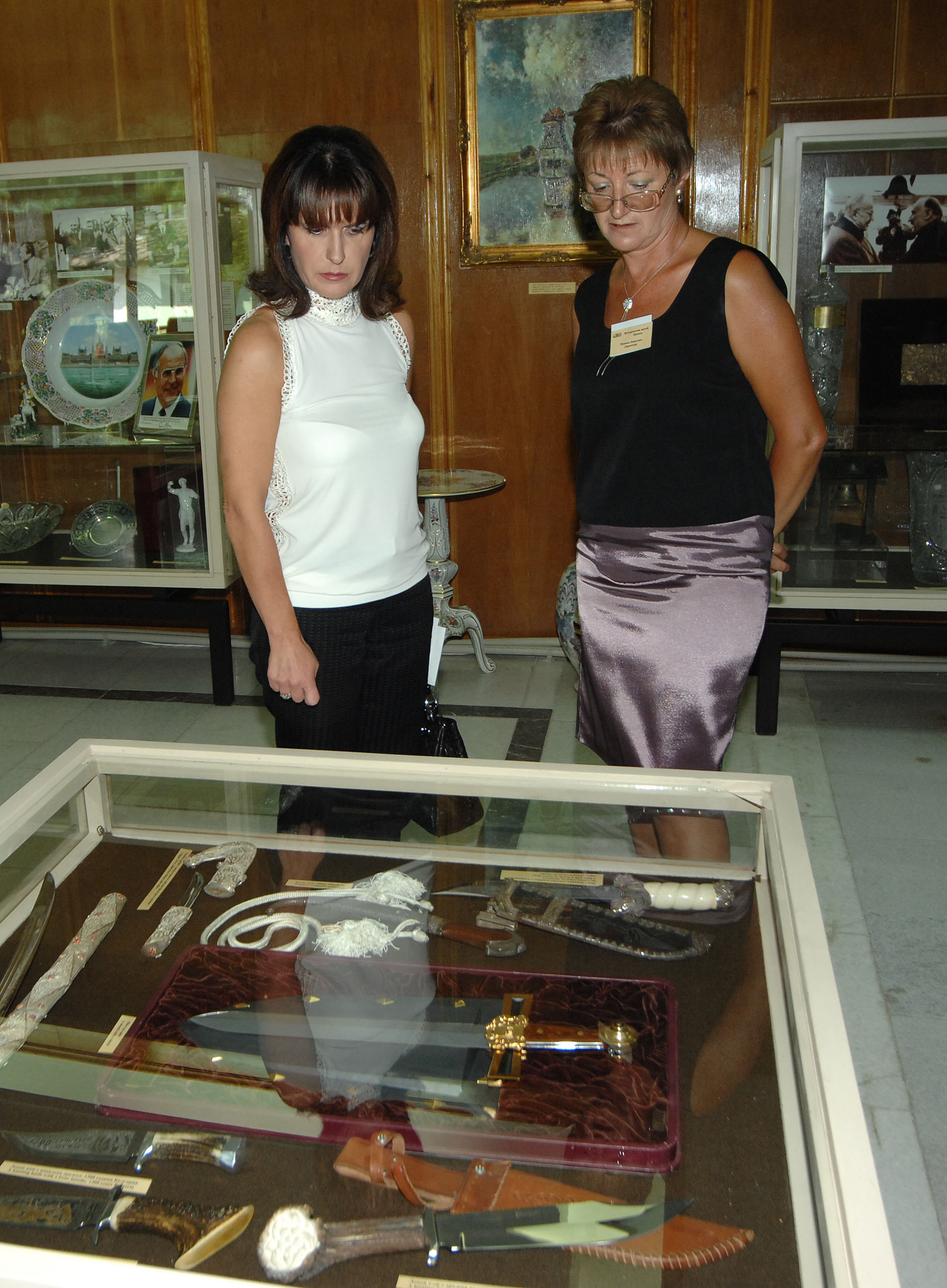 Евгения Живкова (вляво) посети къщата-музей на дядо си