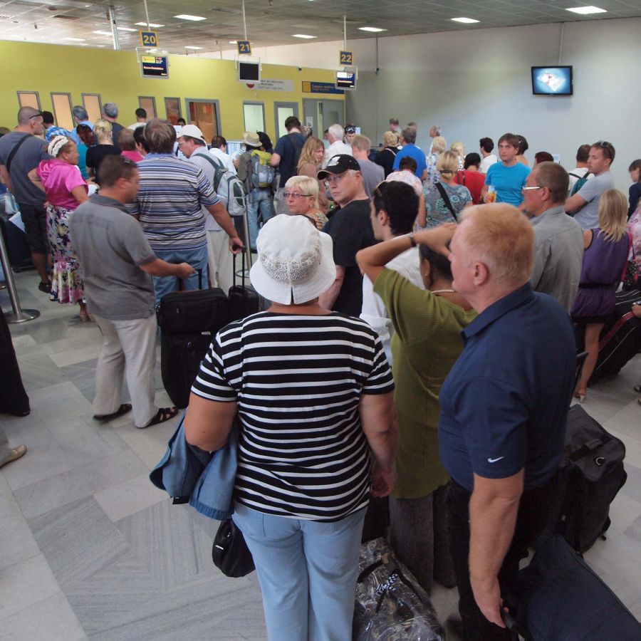 Стотици руски туристи не можаха да излетят от летището в Бургас