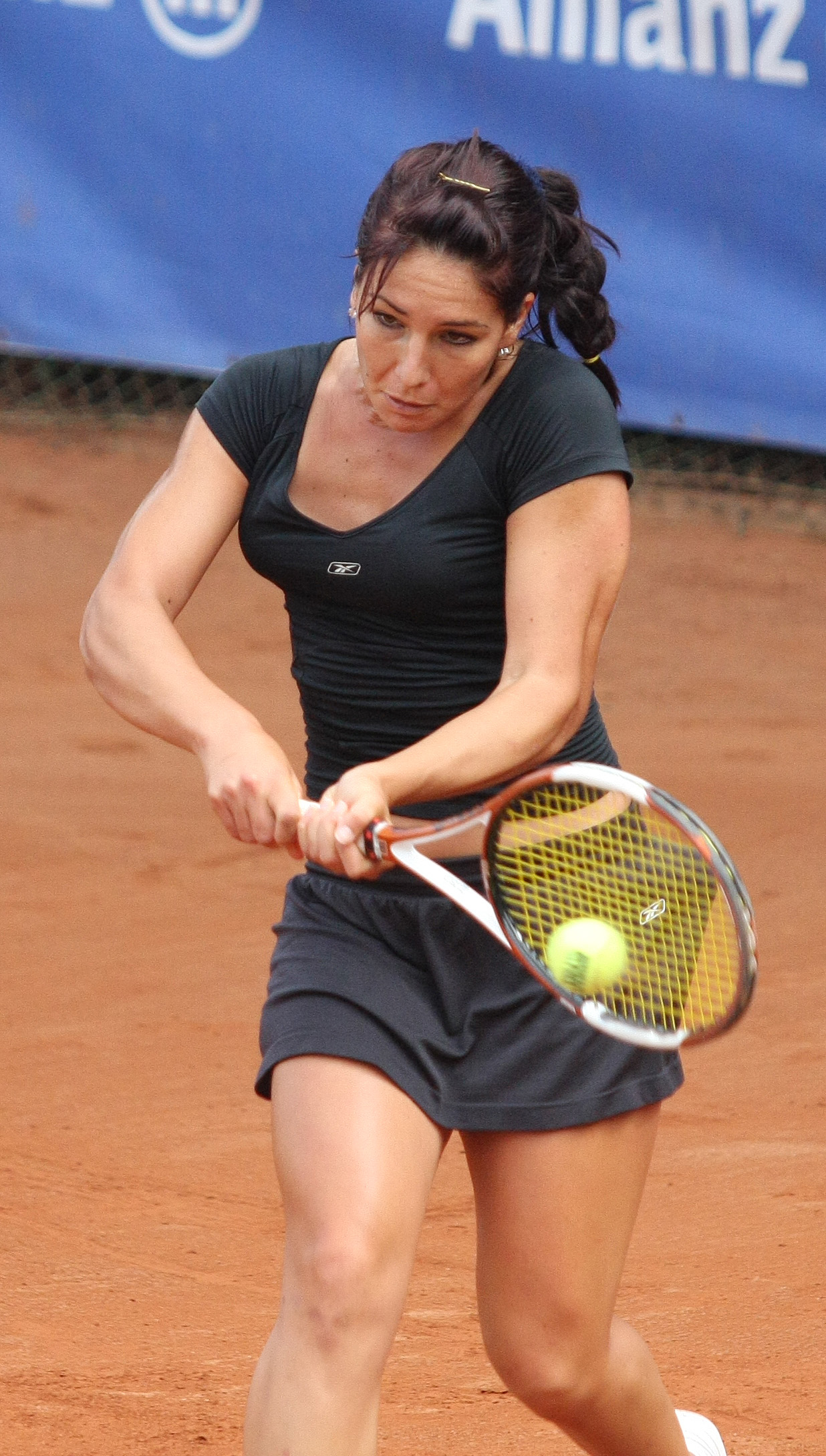 Елица Костова победи във втория кръг американката Лорън Ембрий с 6-4, 6-4