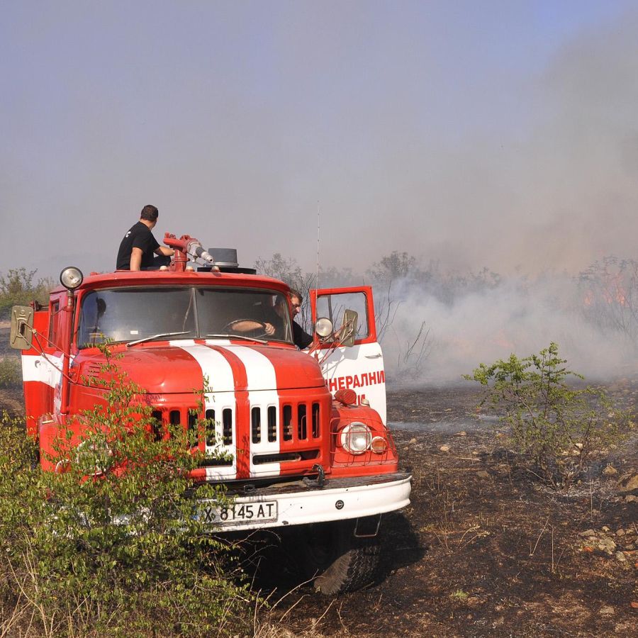 шест противопожарни автомобила от Бургас, Поморие, Несебър и Обзор участват в потушаване на огъня