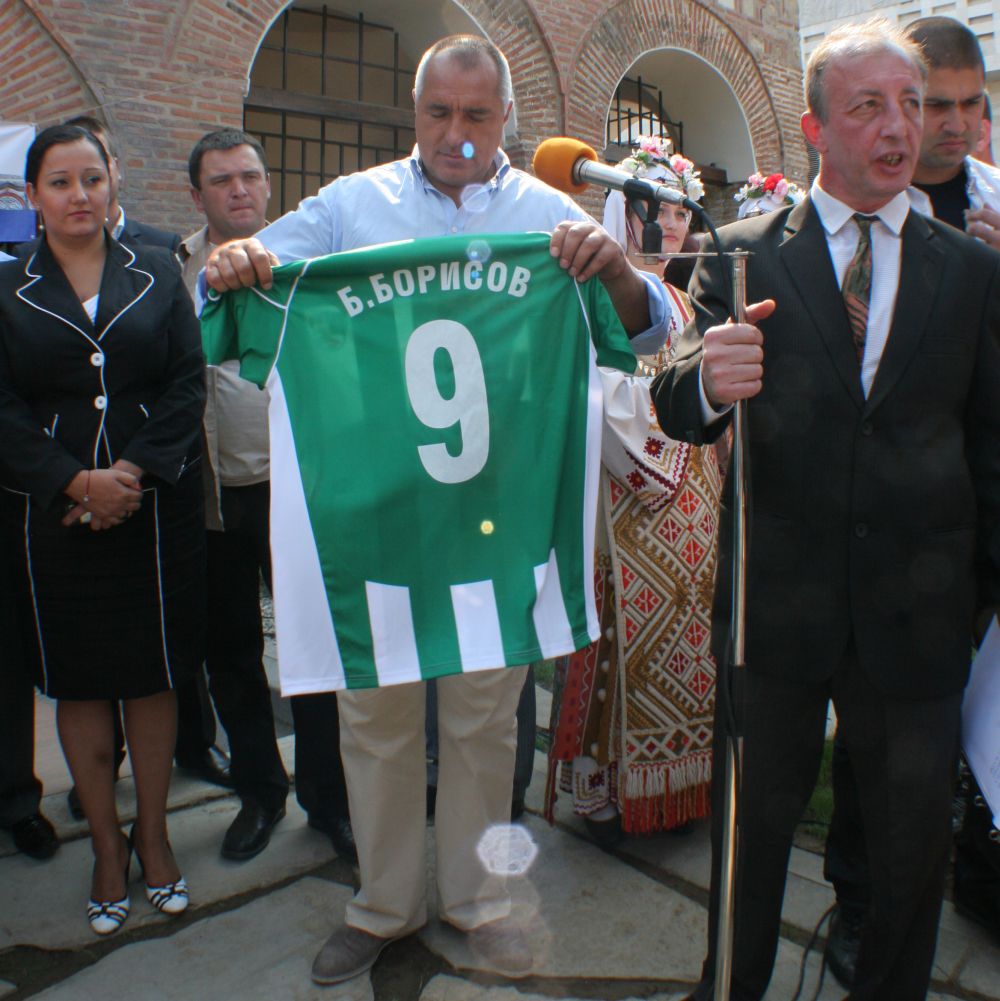 Феновете направиха Бойко Борисов първи футболист на страната