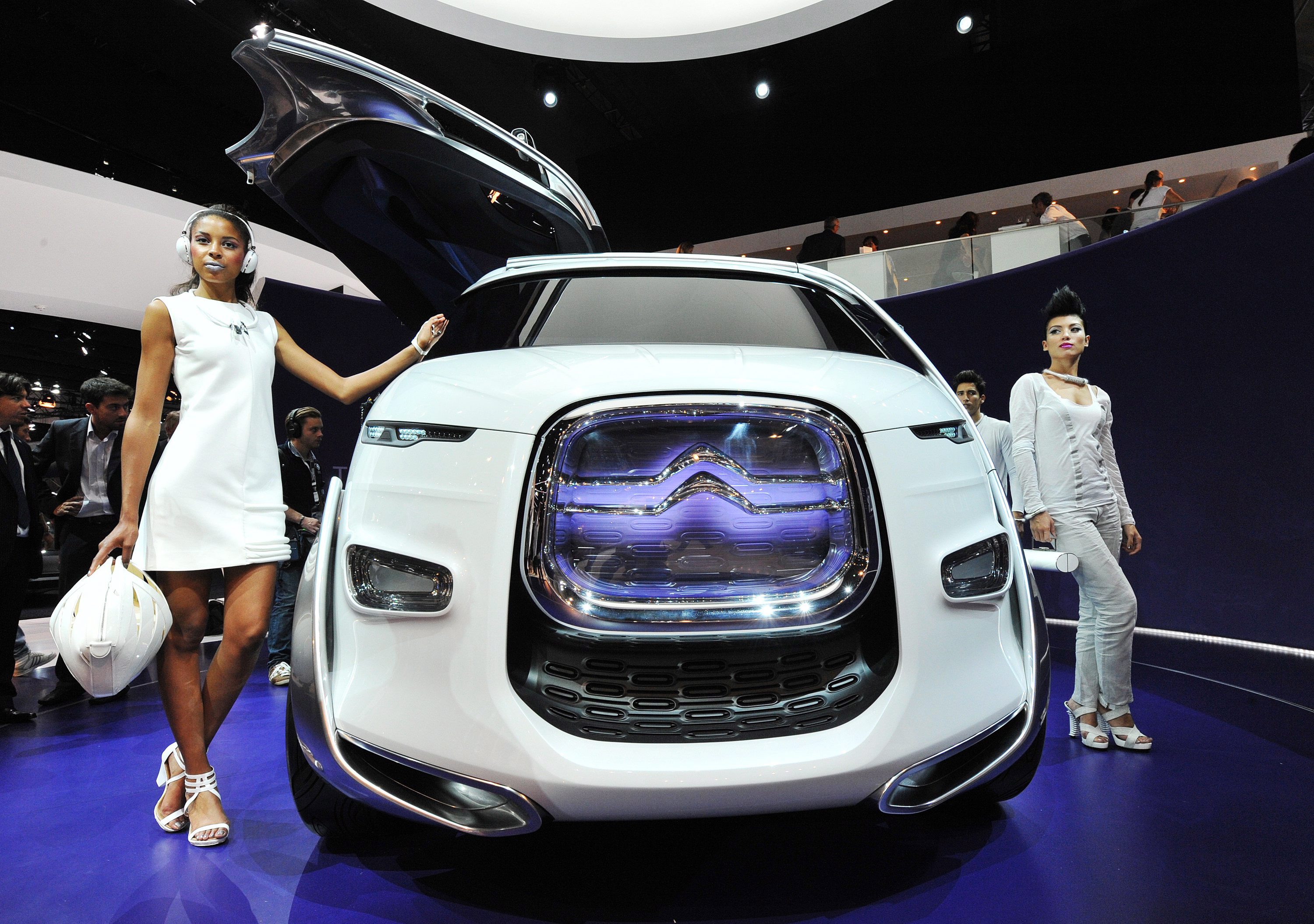 Citroen представи луксозен салон на колела