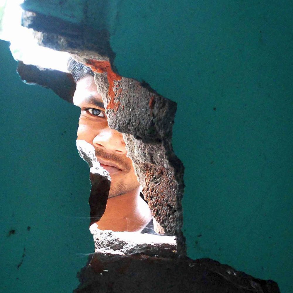30 тела бяха извадени от срутили се бетонни сгради в Гангток