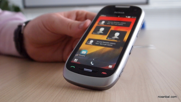 Nokia 701 – ярък екран, Symbian Belle и NFC