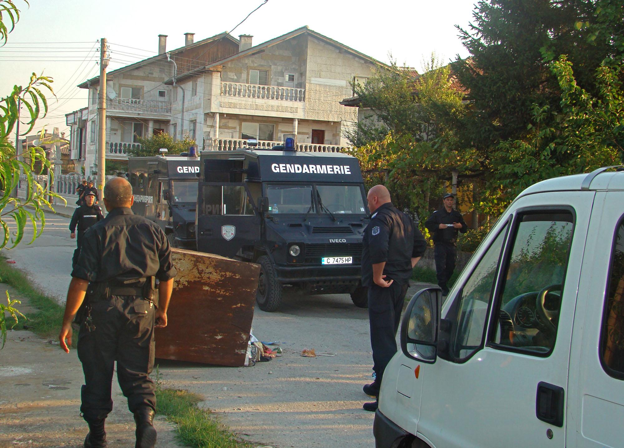 Рашкови се изнасят от незаконните имоти в Катуница
