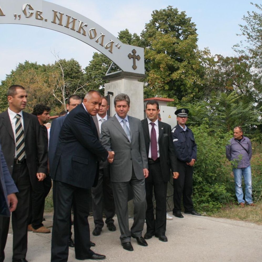 Първанов и Борисов предупредиха за екстремизъм и посетиха Катуница
