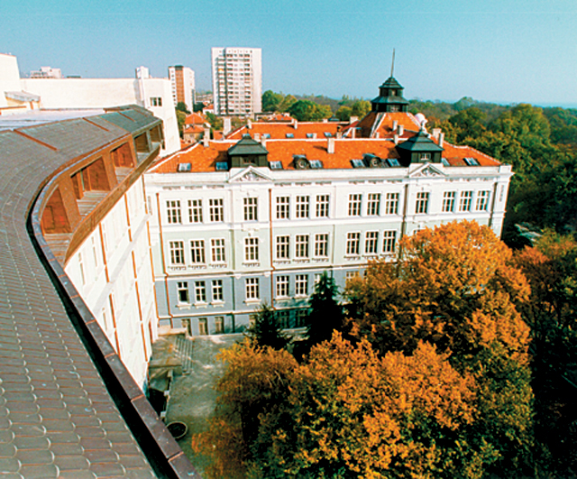 Икономическия университет във Варна има най-висока средна брутна заплата