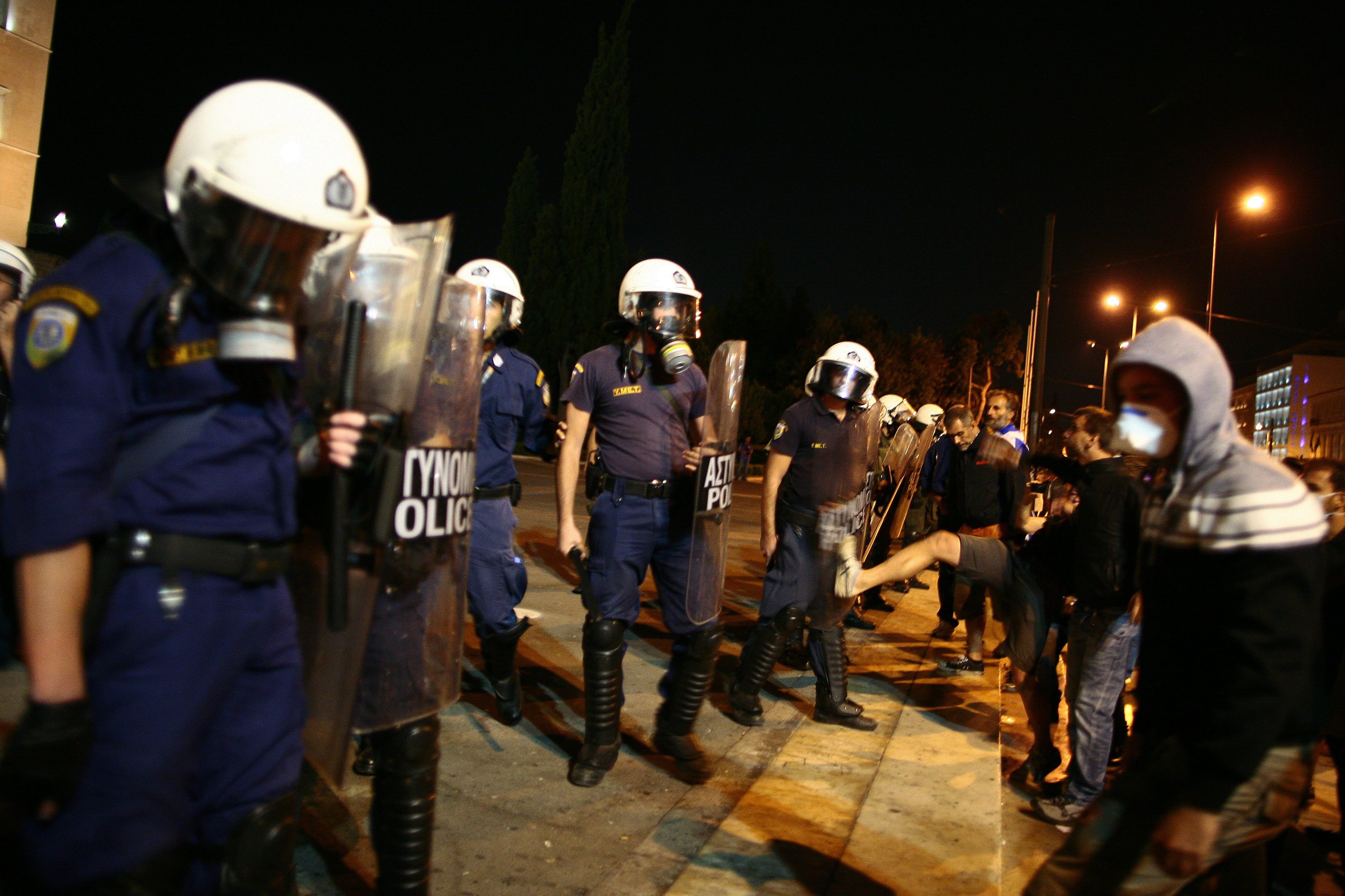 Неонацисти се биха с полицаи в Гърция