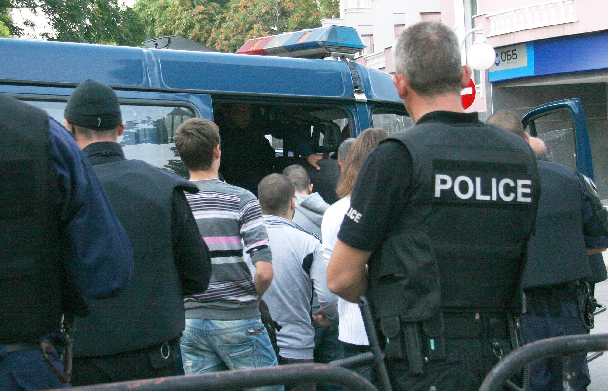 Полиция и жандармерия арестуваха вчера младежи в Пловдив заради неразрешен протест