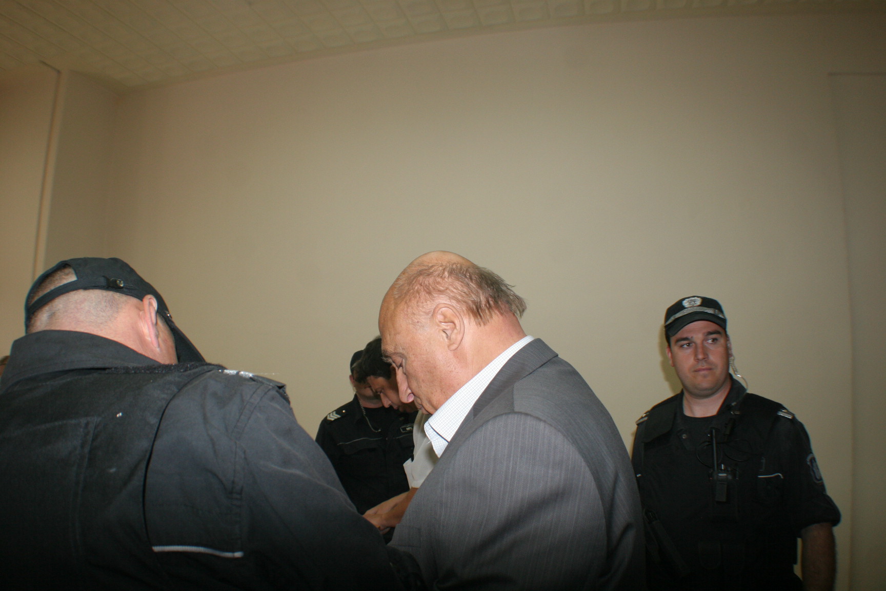 Инспектори връчиха акт на Кирил Рашков в ареста