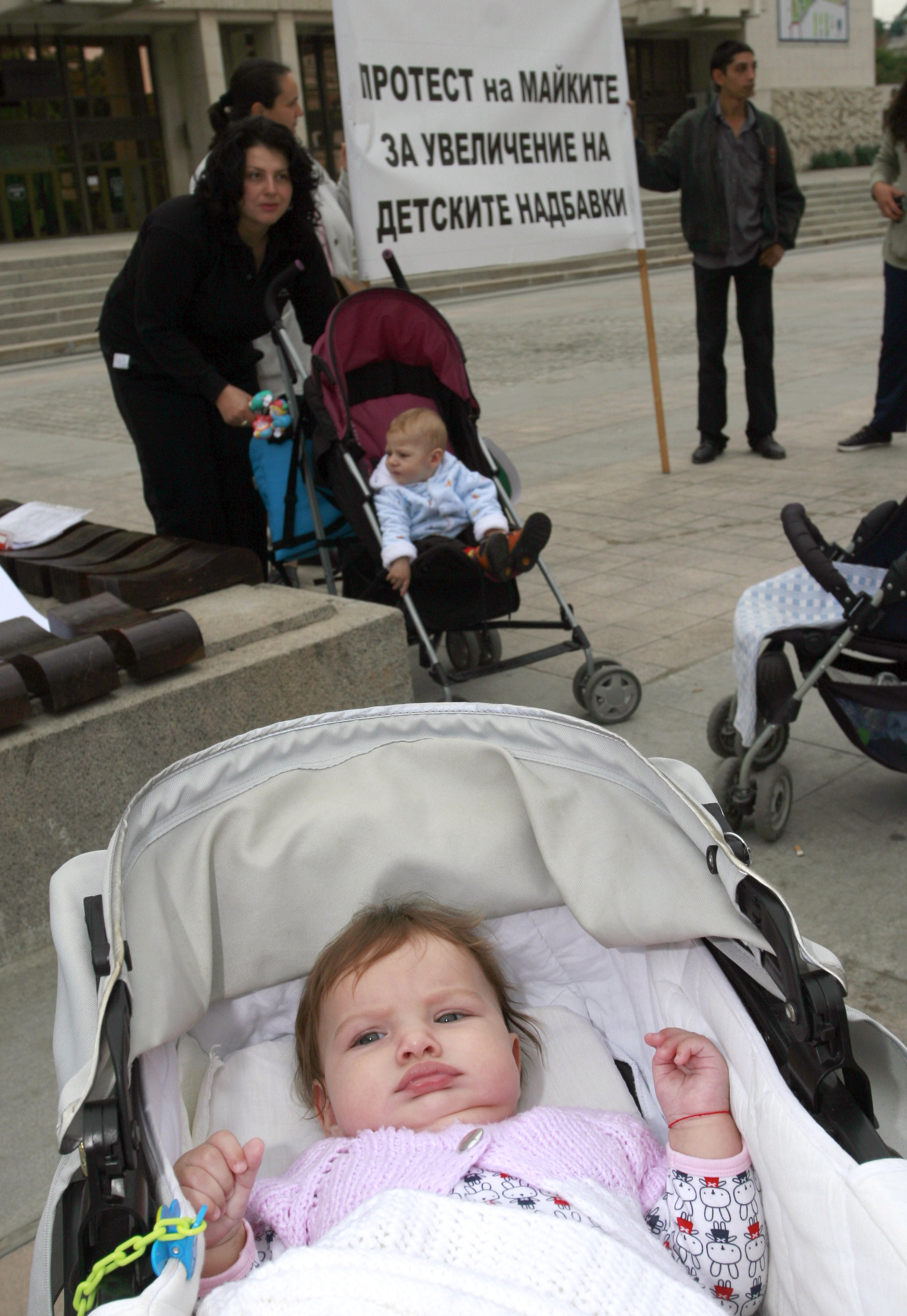 Майки с деца излязоха на централния площад в Русе