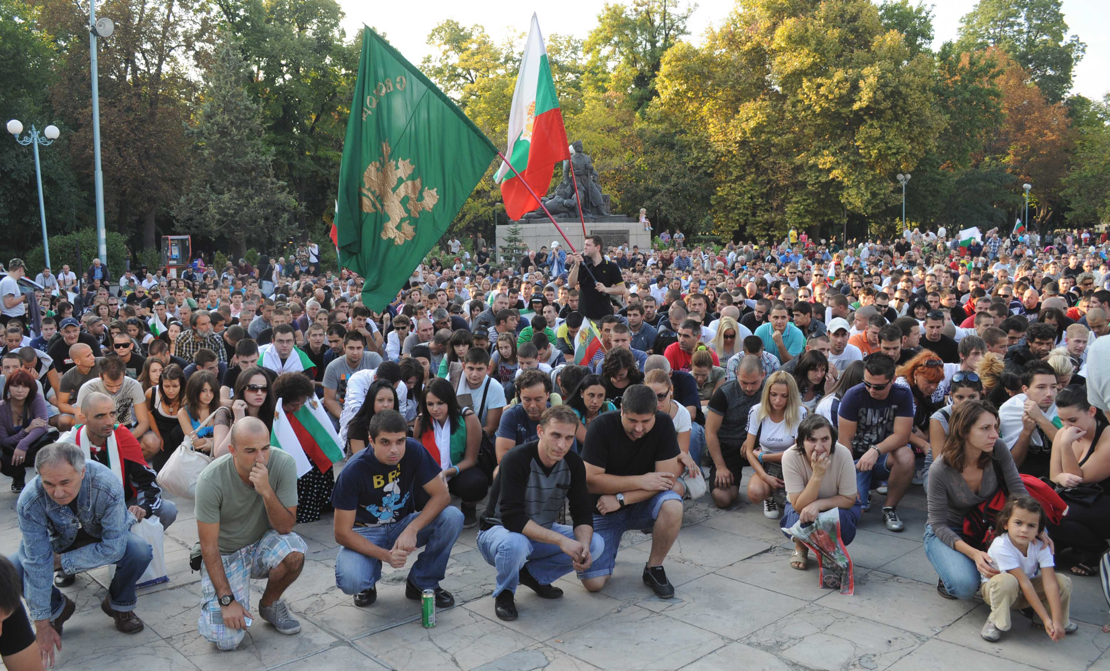 Протестиращите в Пловдив запазиха минута мълчание в памет на починалите момчета от Катуница