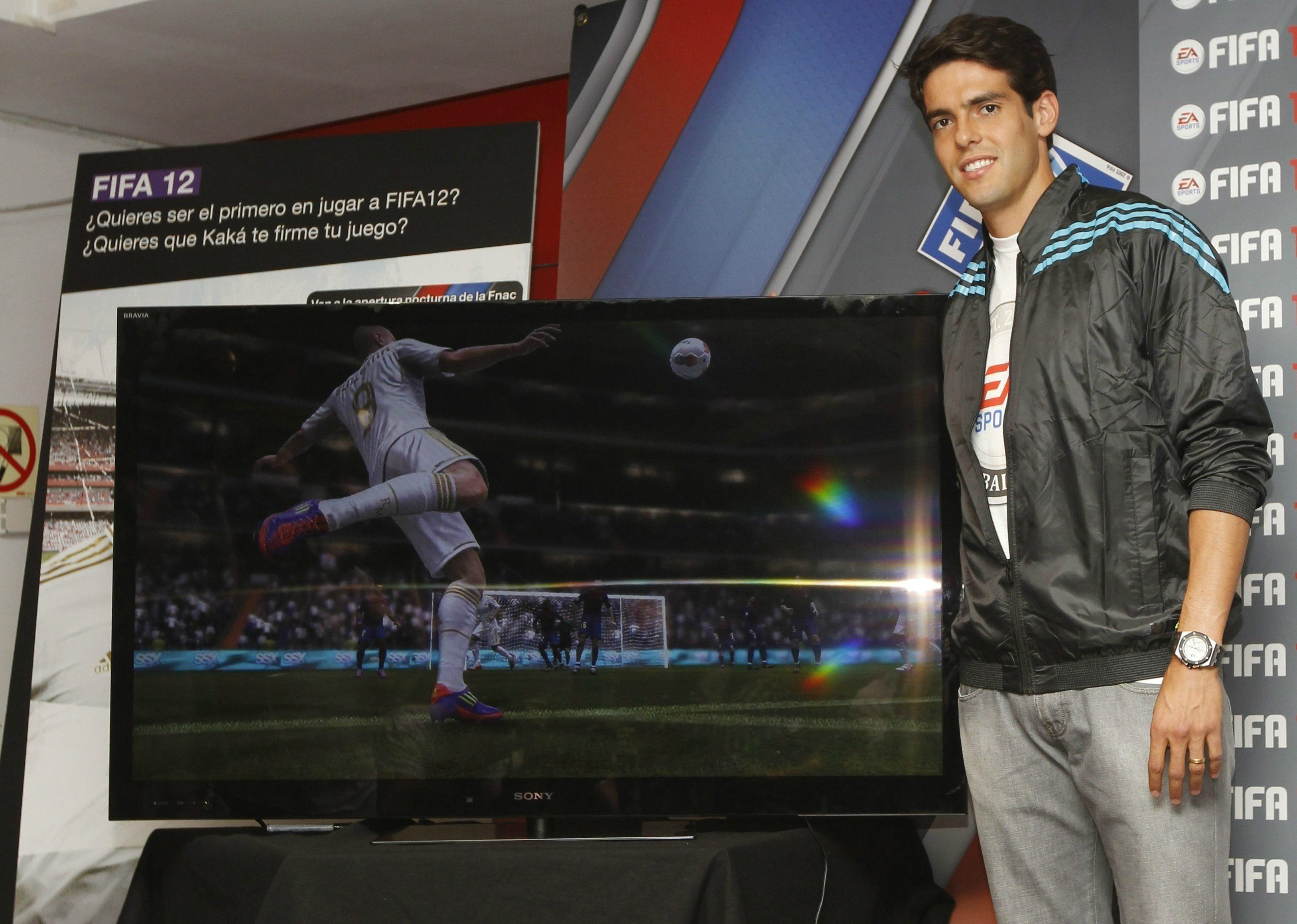 Рикардо Кака позира по време на презентацията на FIFA 12 в Мадрид