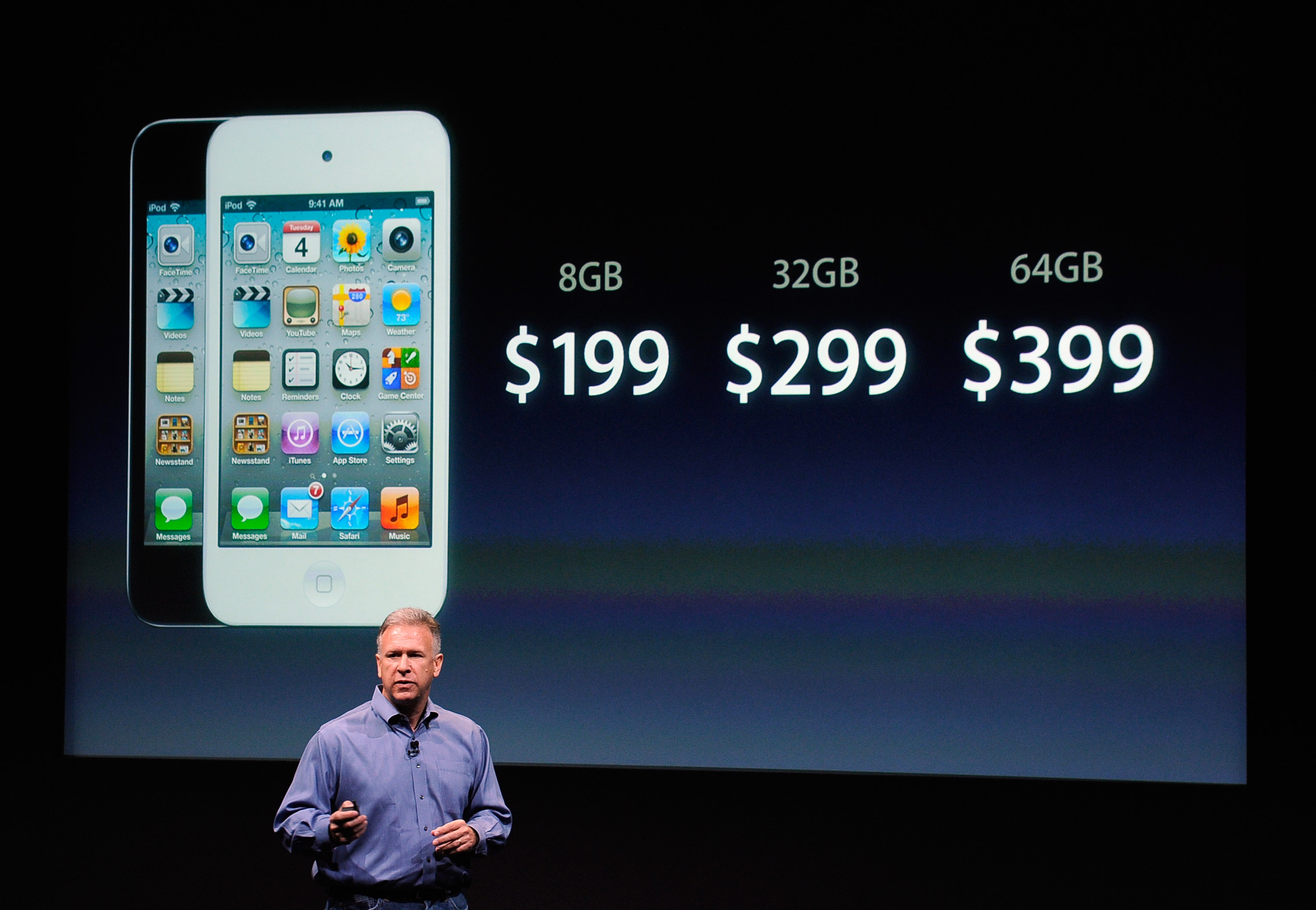 Фил Шилер, старши маркетинг вицепрезидент, представя цените на новия iPhone 4S