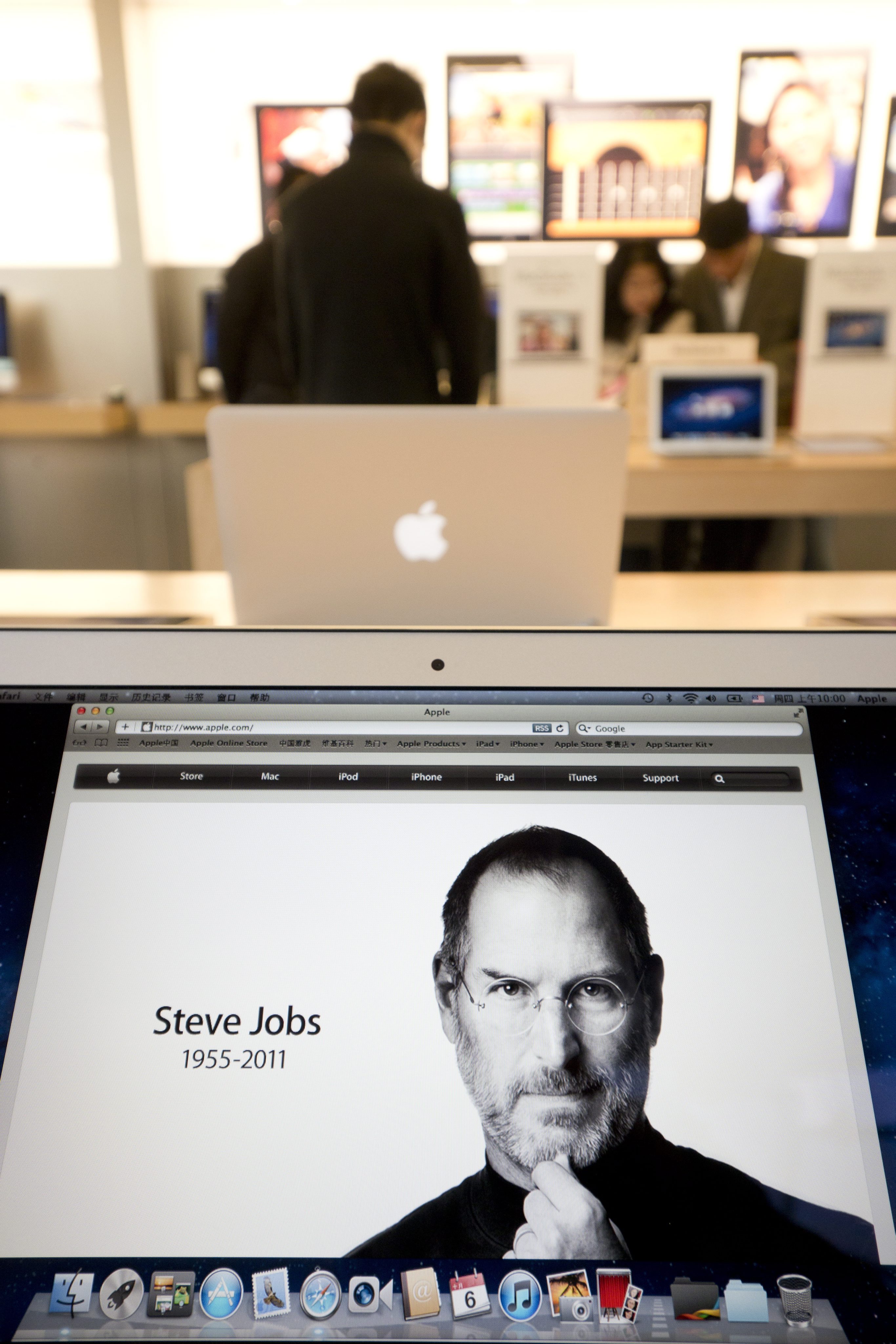 Началната страница на уебсайта на ”Apple” съобщава за смъртта на лидера