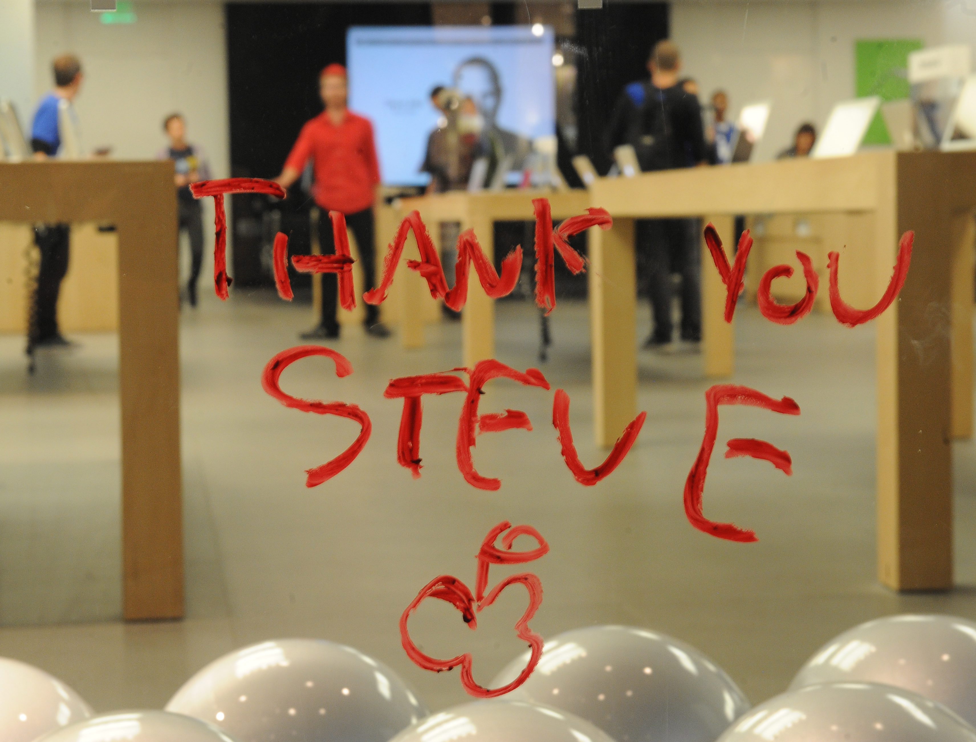 ”Благодарим ти, Стив”, написаха фенове на Стив Джобс на витрината на магазин на ”Епъл” в Санта Моника, Калифорния