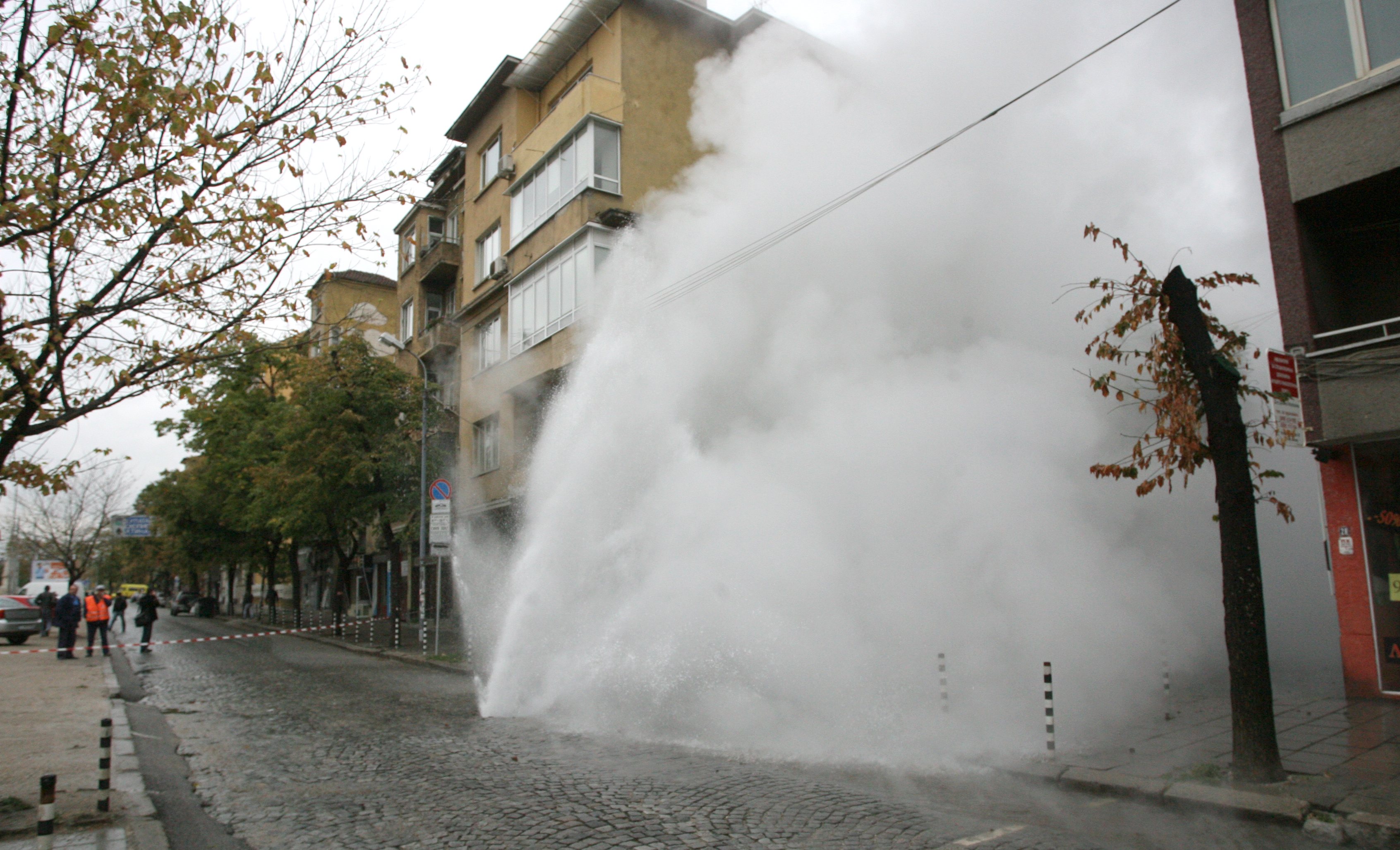 10-метров гейзер изби в центъра на София