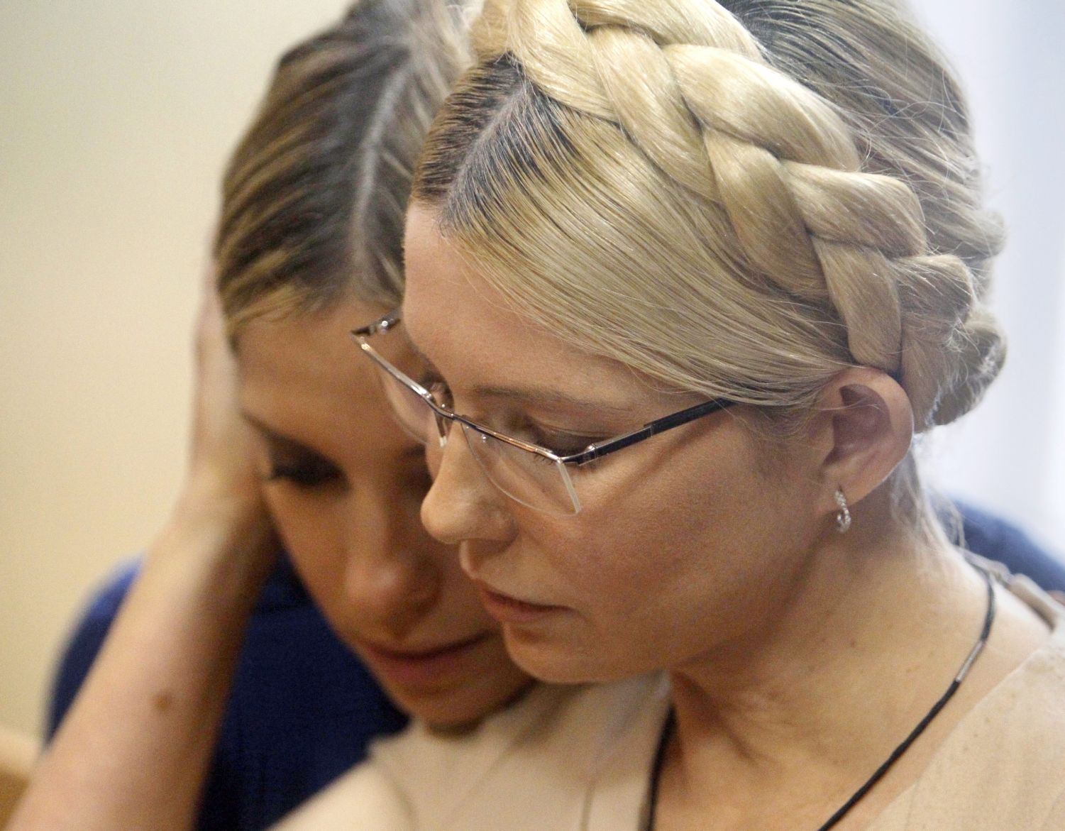 Юлия Тимошенко с дъщеря си Евгения Кар по време на процеса в Киев