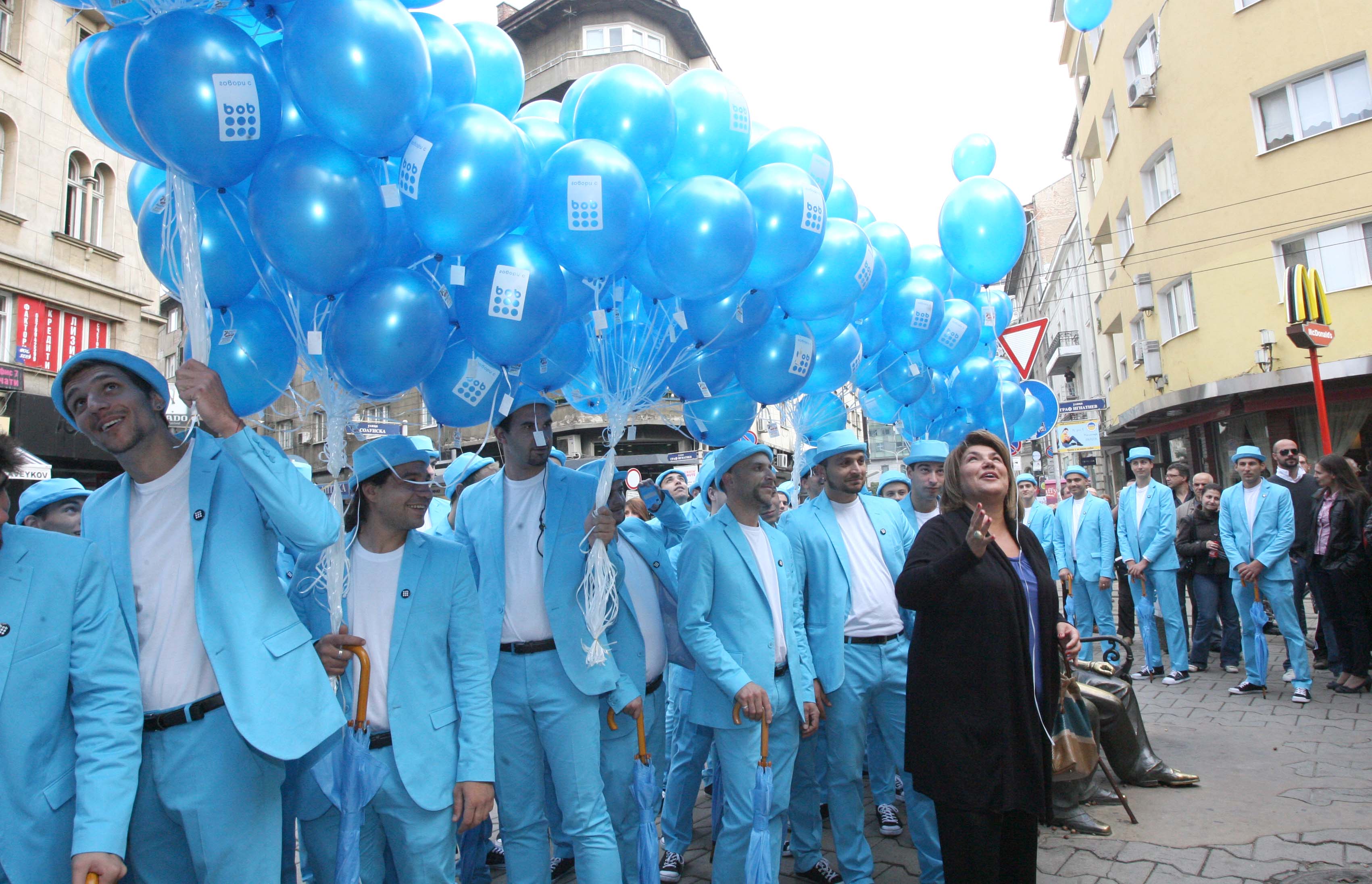 Младежи със светлосини костюми рекламират ”BOB” на М-Тел