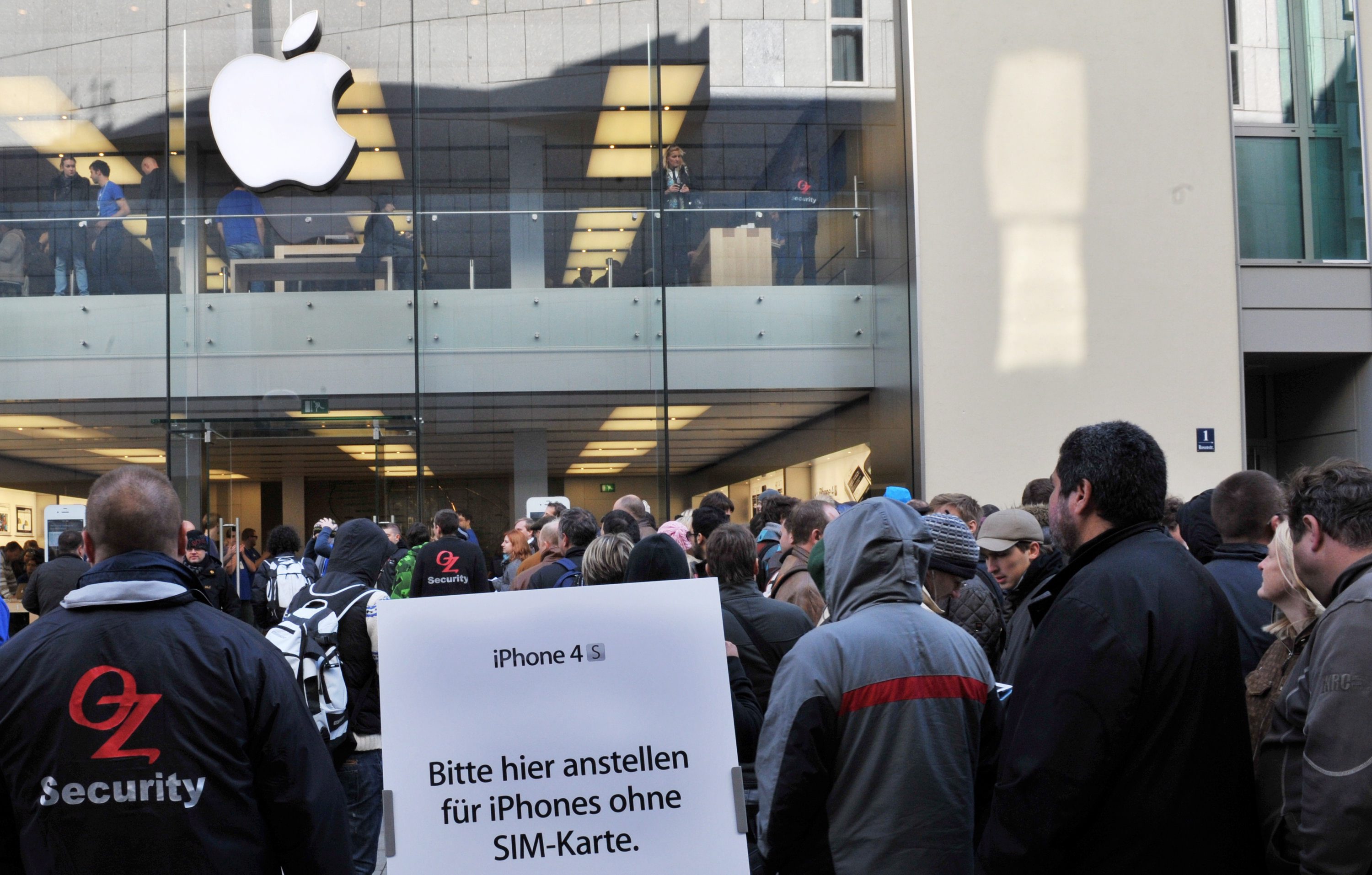 iPhone 4S предизвика еуфория сред феновете на Apple