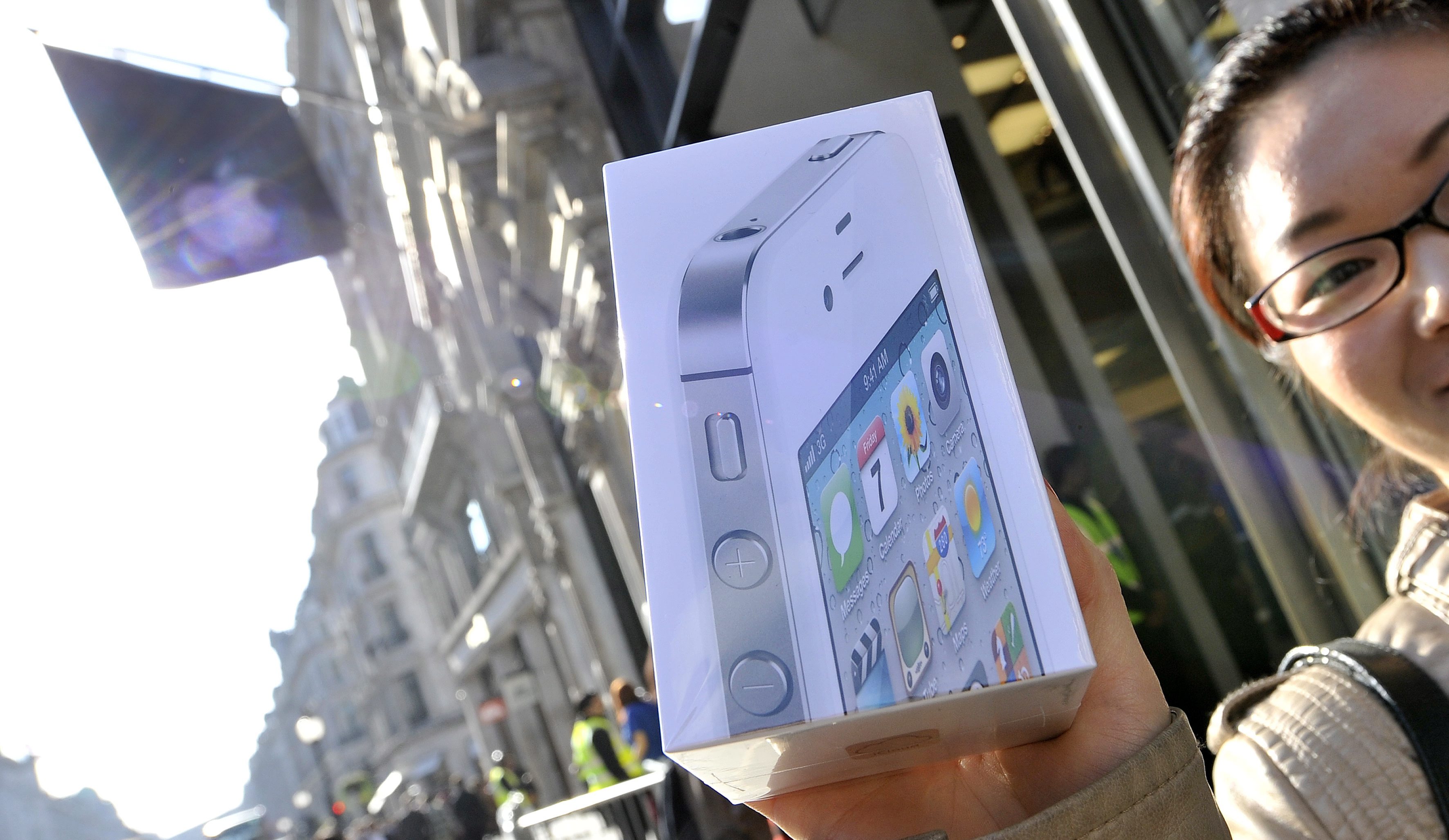 Опашки за iPhone 4S в Лондон