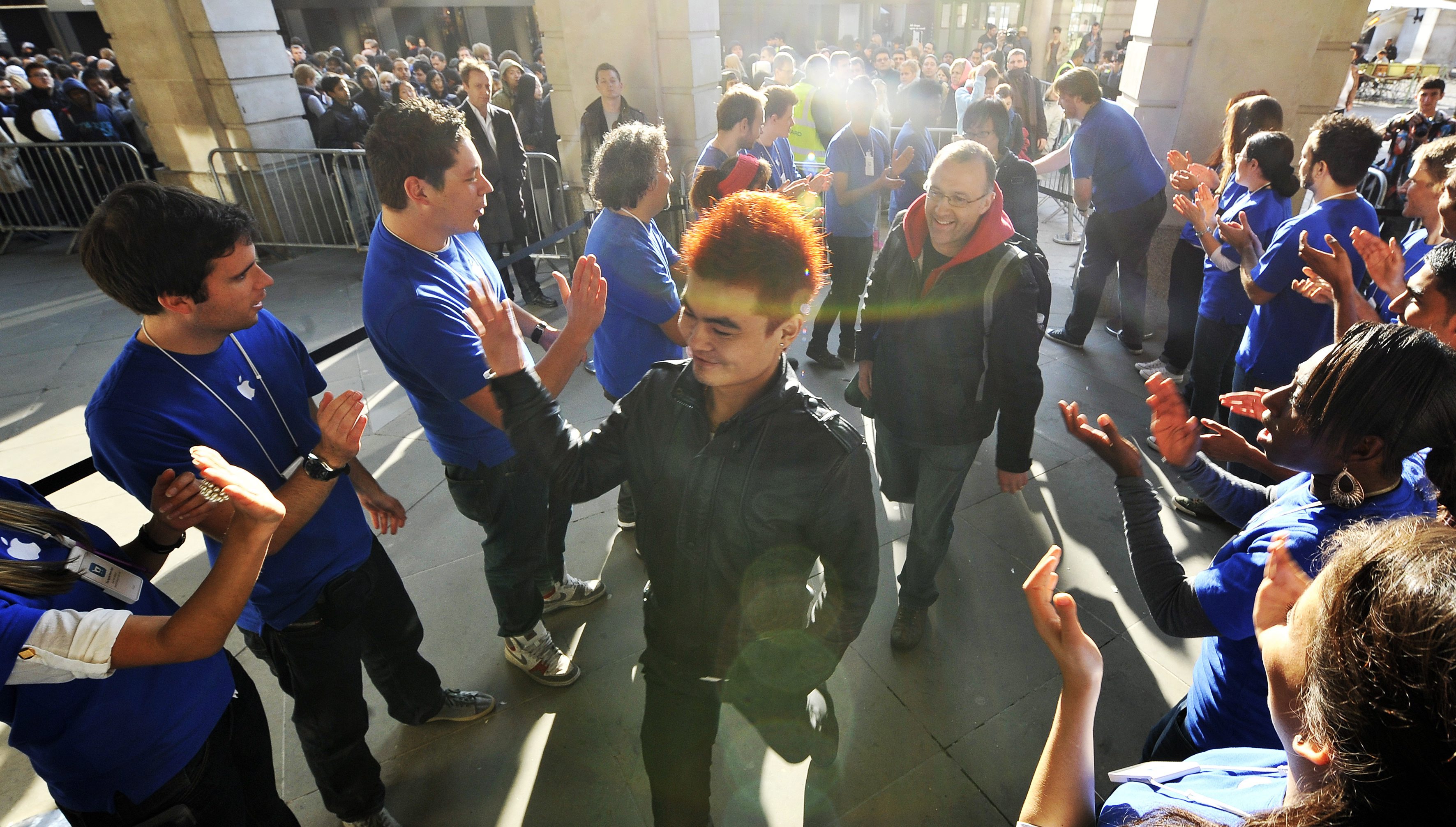 Опашки за iPhone 4S в Лондон