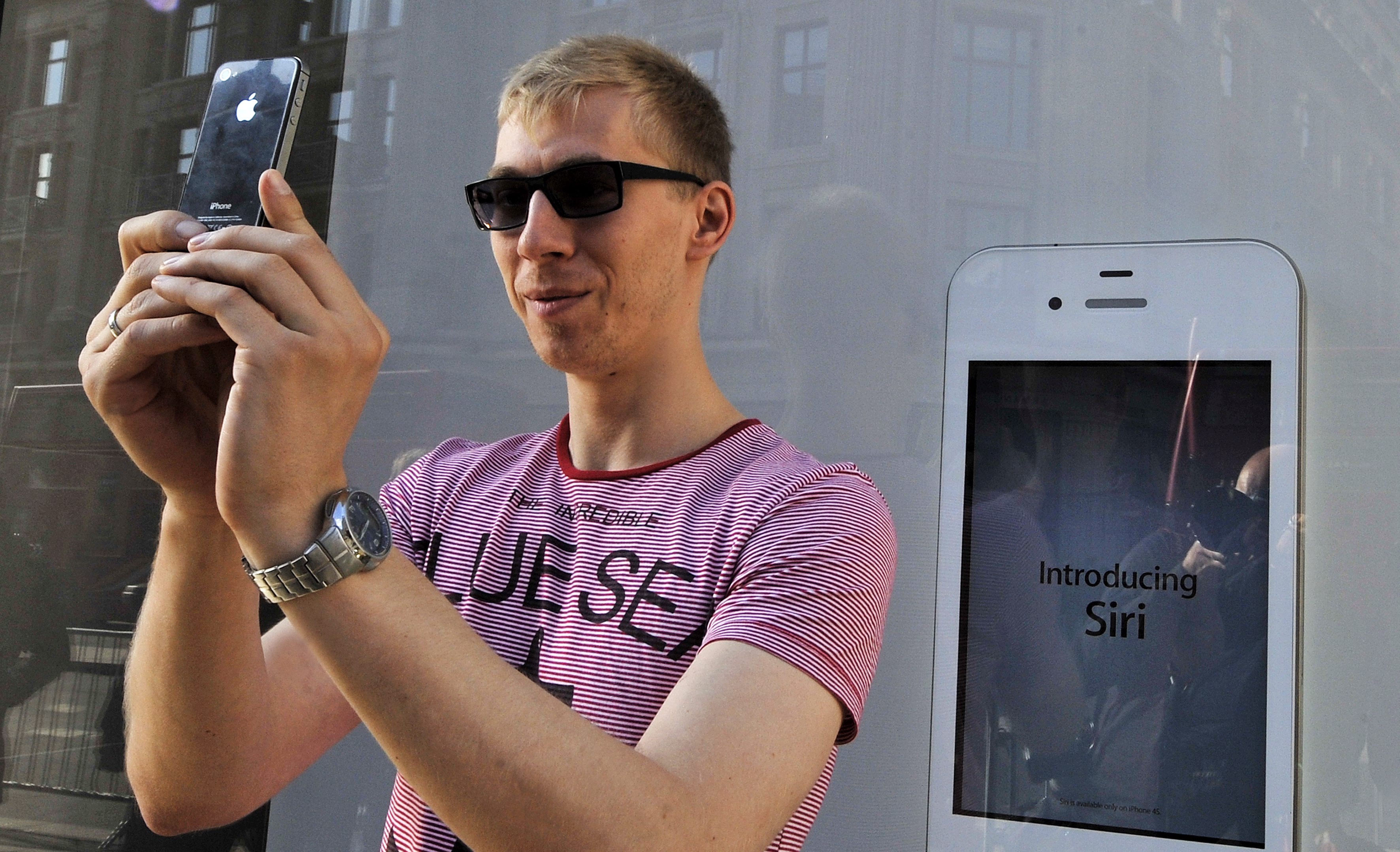 Опашки за iPhone 4S в Лондон