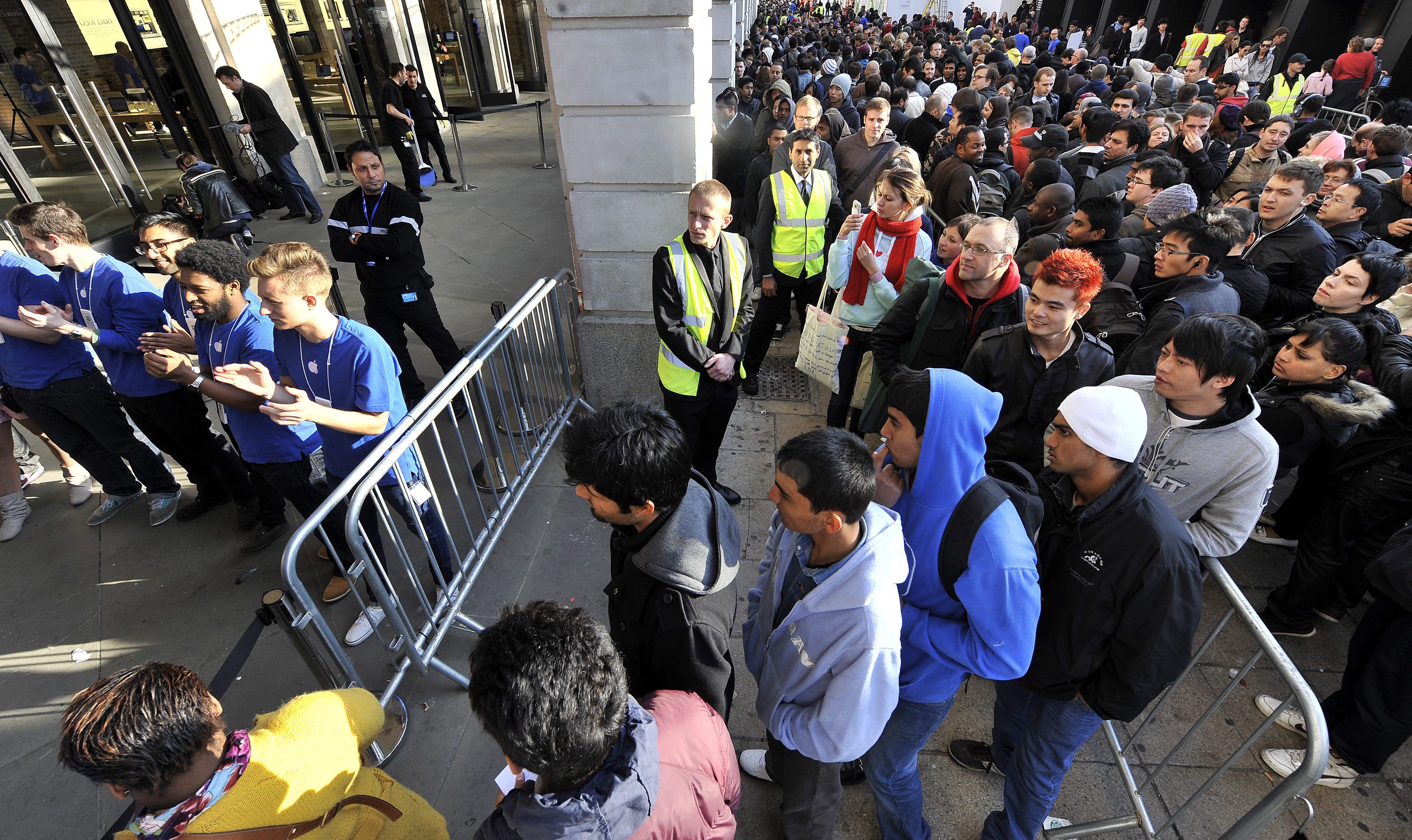 Опашки за iPhone 4S в Лондон