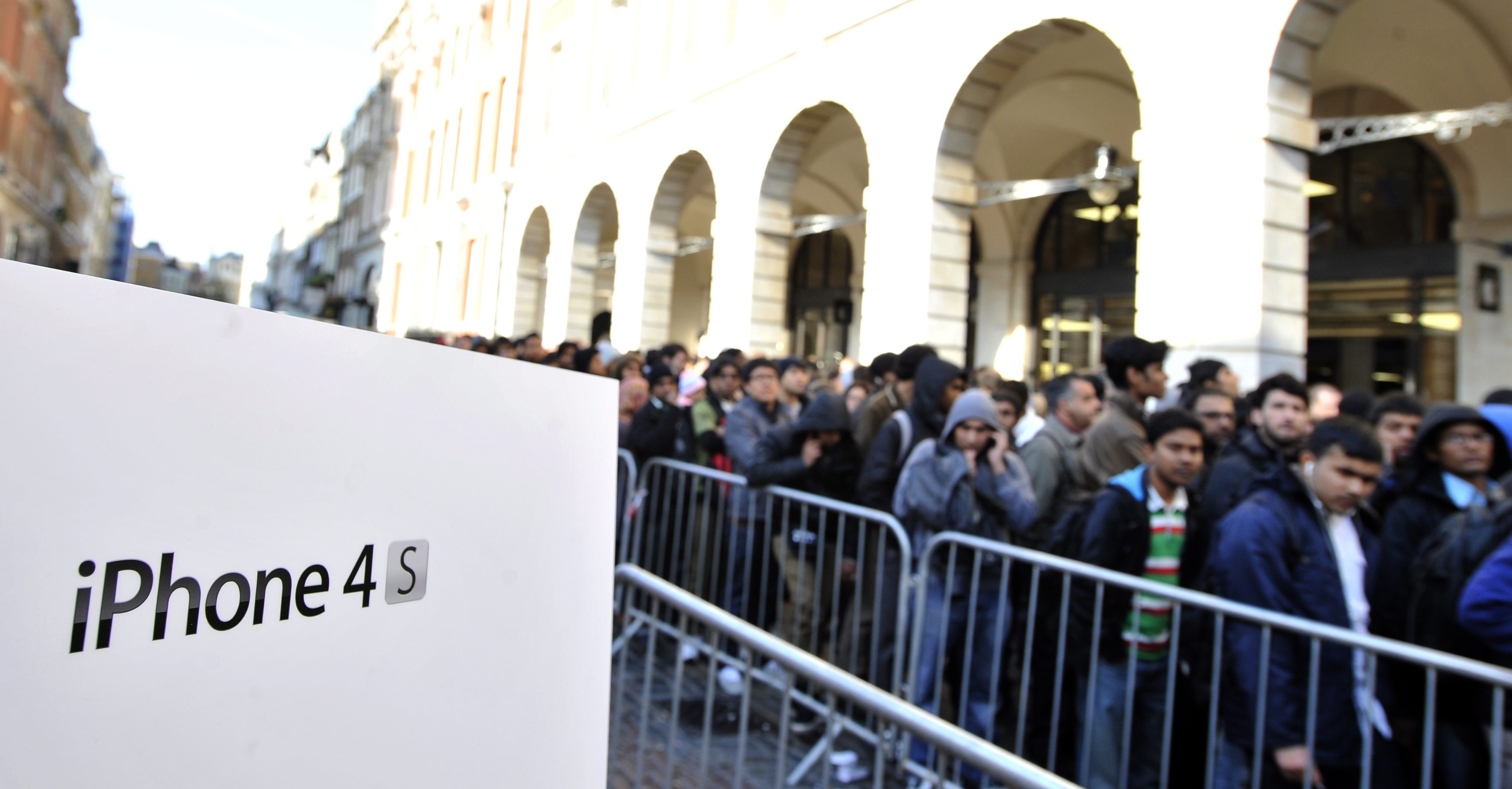 Опашки за iPhone 4S в Лондон