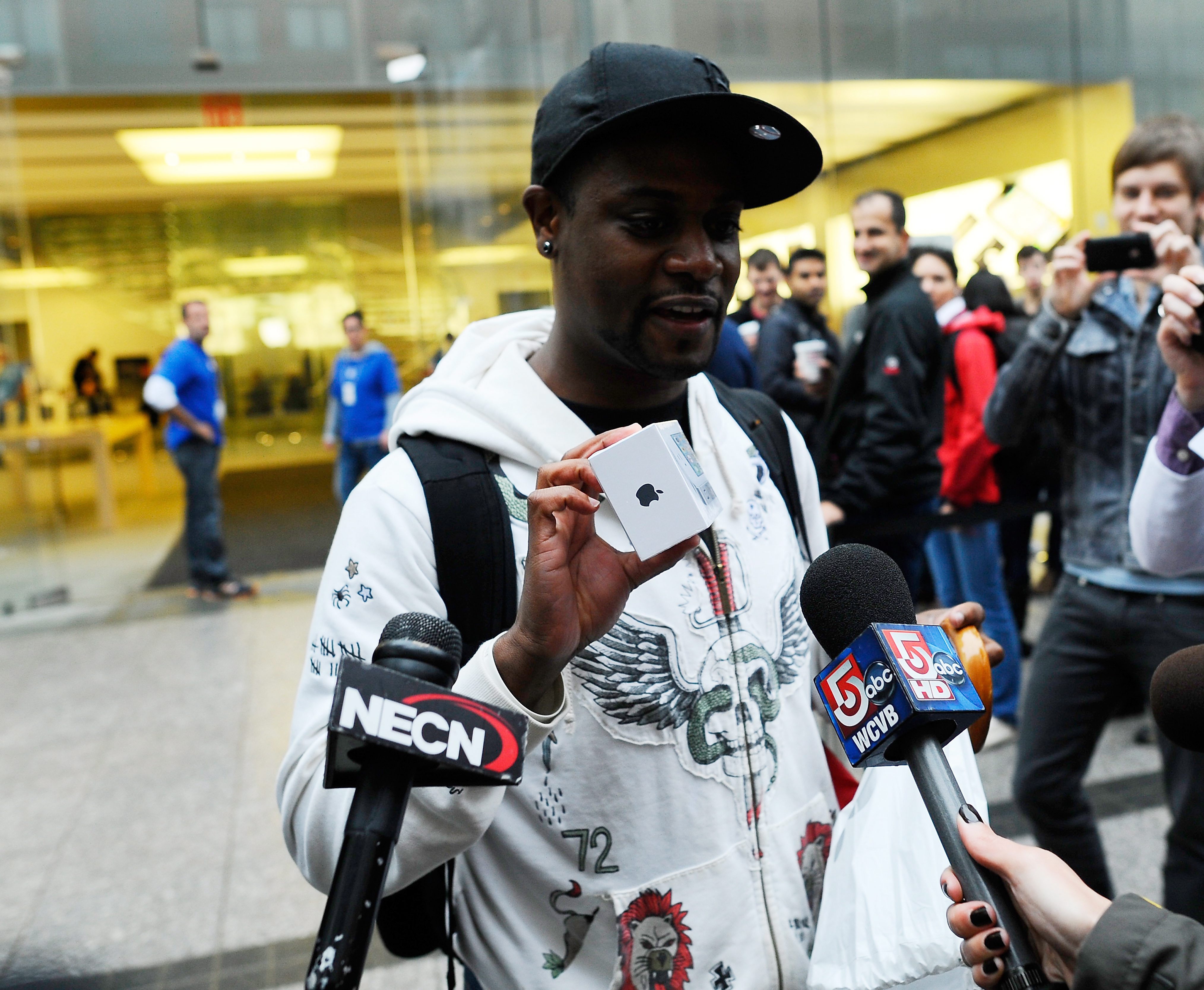 Американец показва току-що придобития iPhone 4S