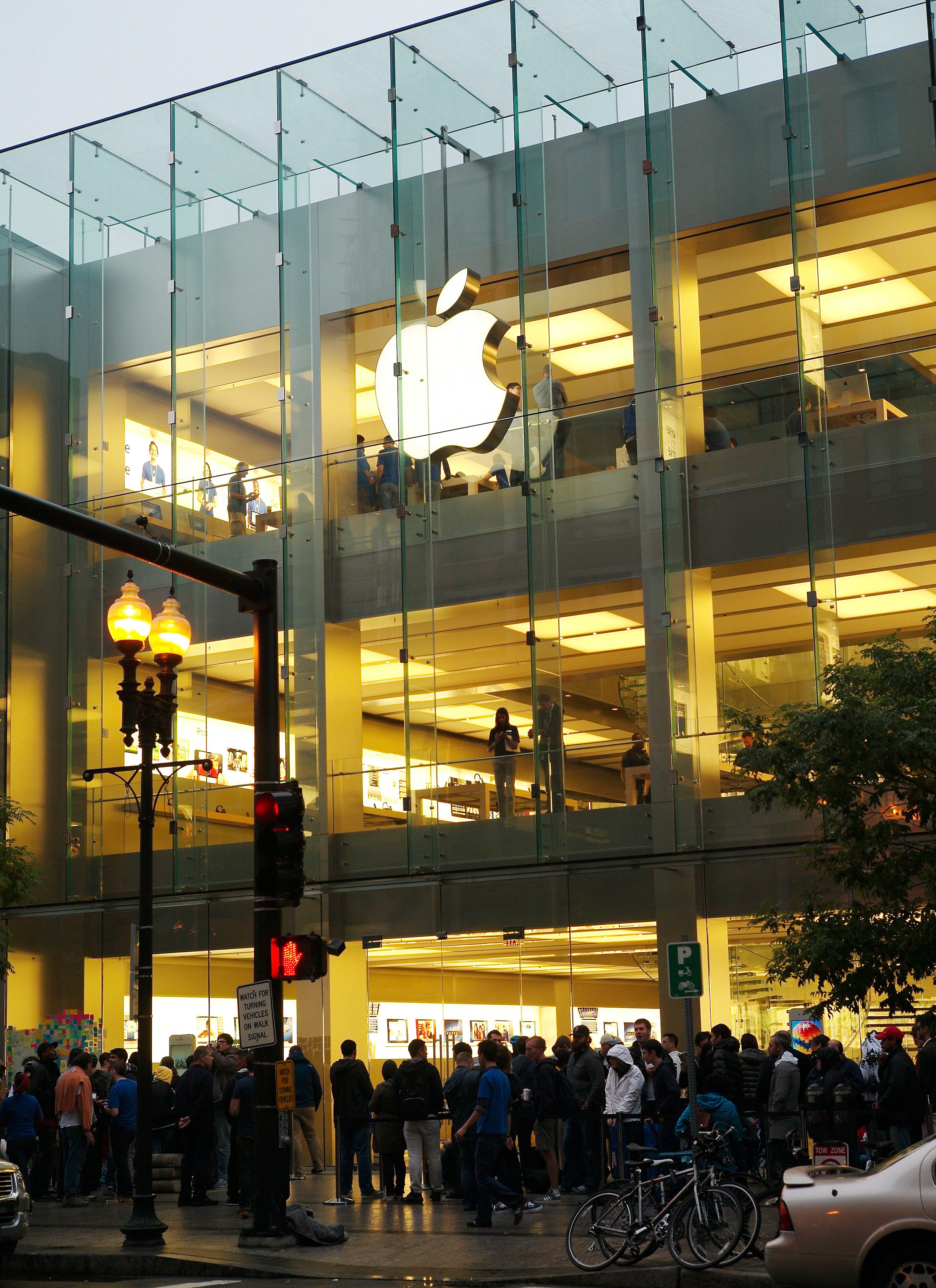 Опашки пред магазините за iPhone 4S в САЩ