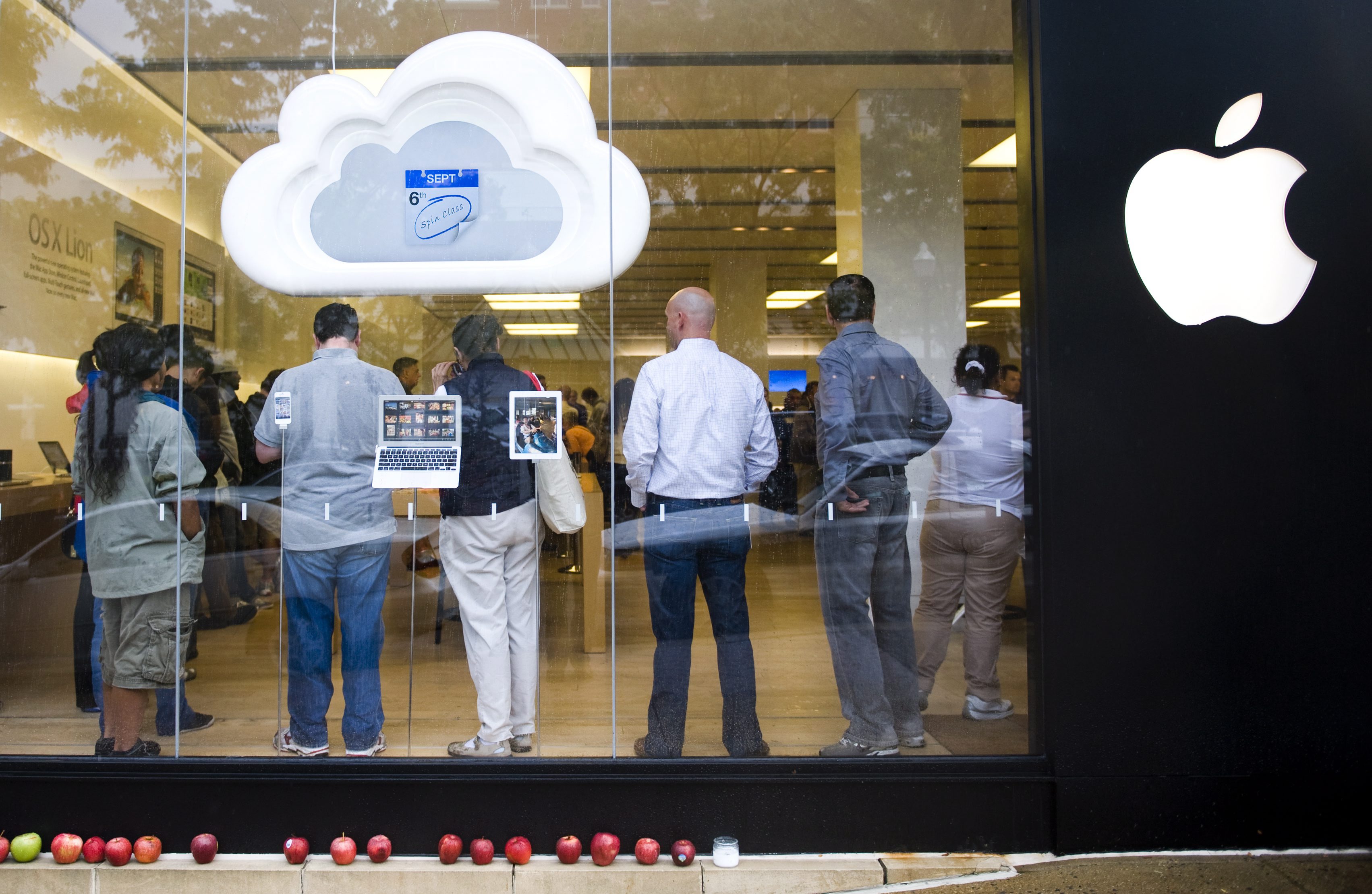 Опашки пред магазините за iPhone 4S в САЩ