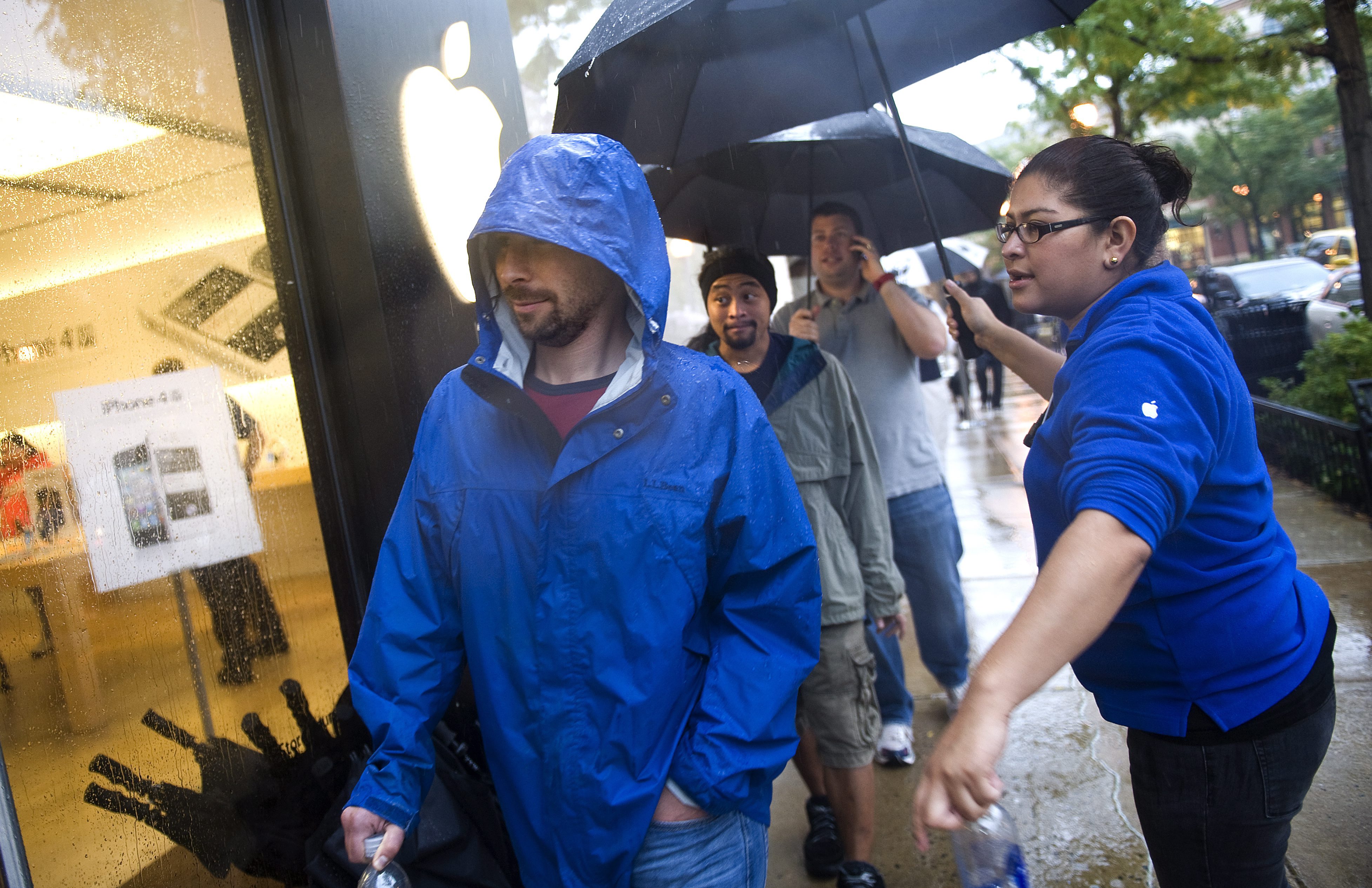 Опашки пред магазините за iPhone 4S в САЩ