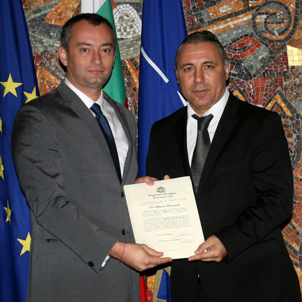 Консулският патент бе връчен от външния министър Николай Младенов