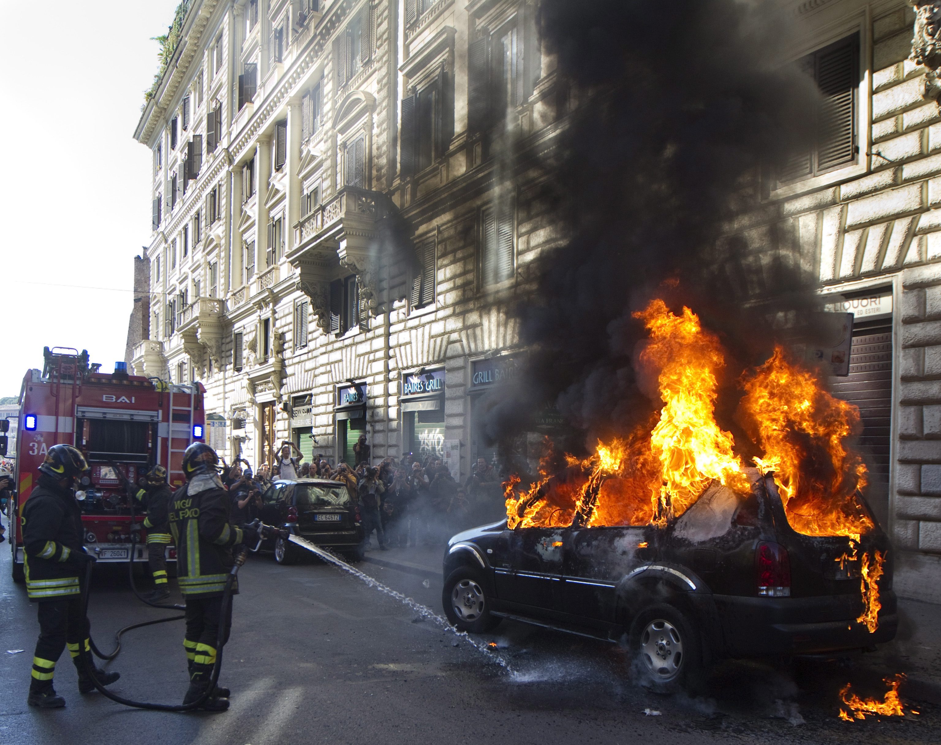 Протестиращите в Италия подпалиха и коли