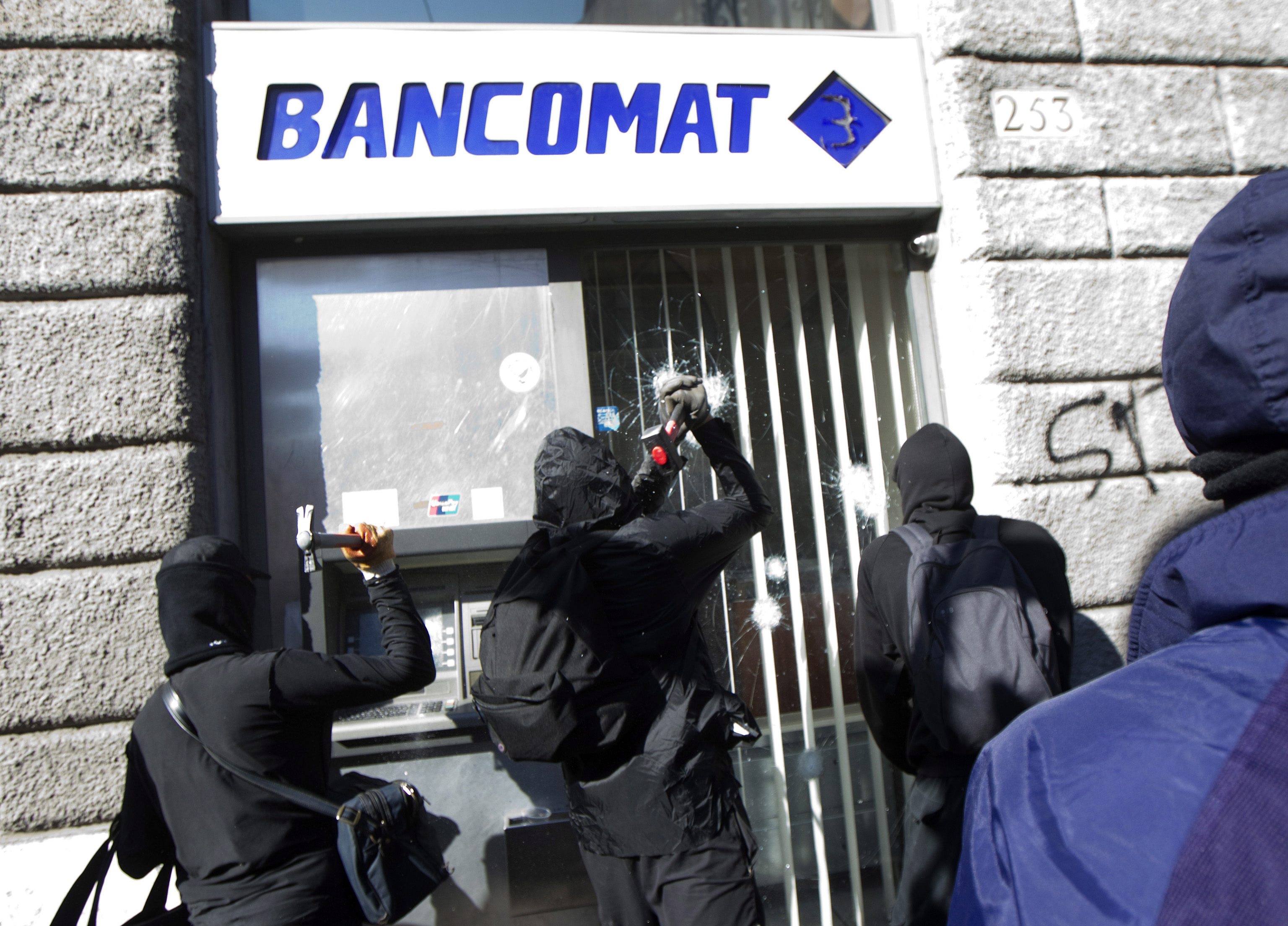 Покушение срещу банка при протестите в Италия