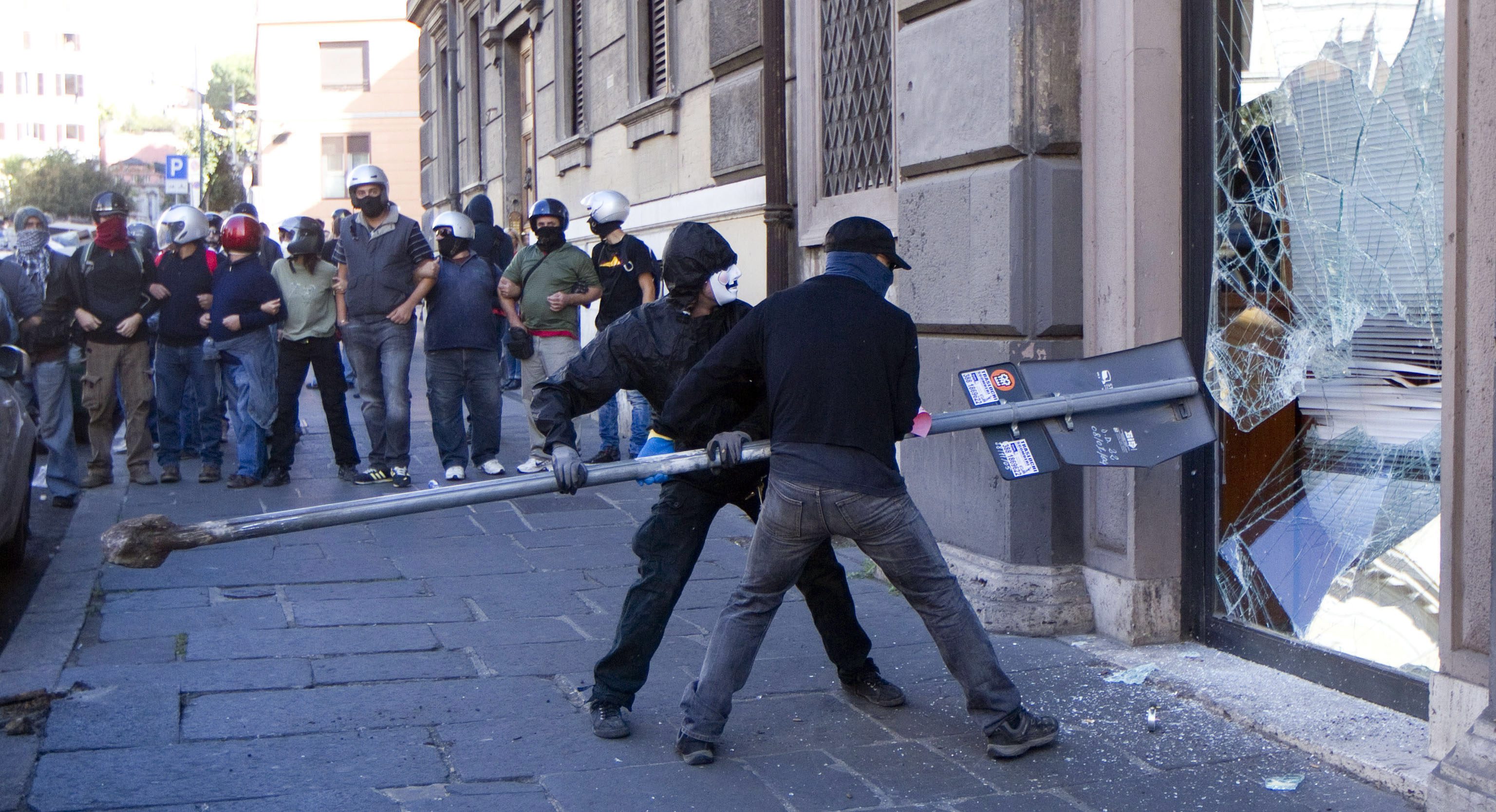 Протестиращите в Италия са изпотрошили офисите на министерството на отбраната и на агенция по труда