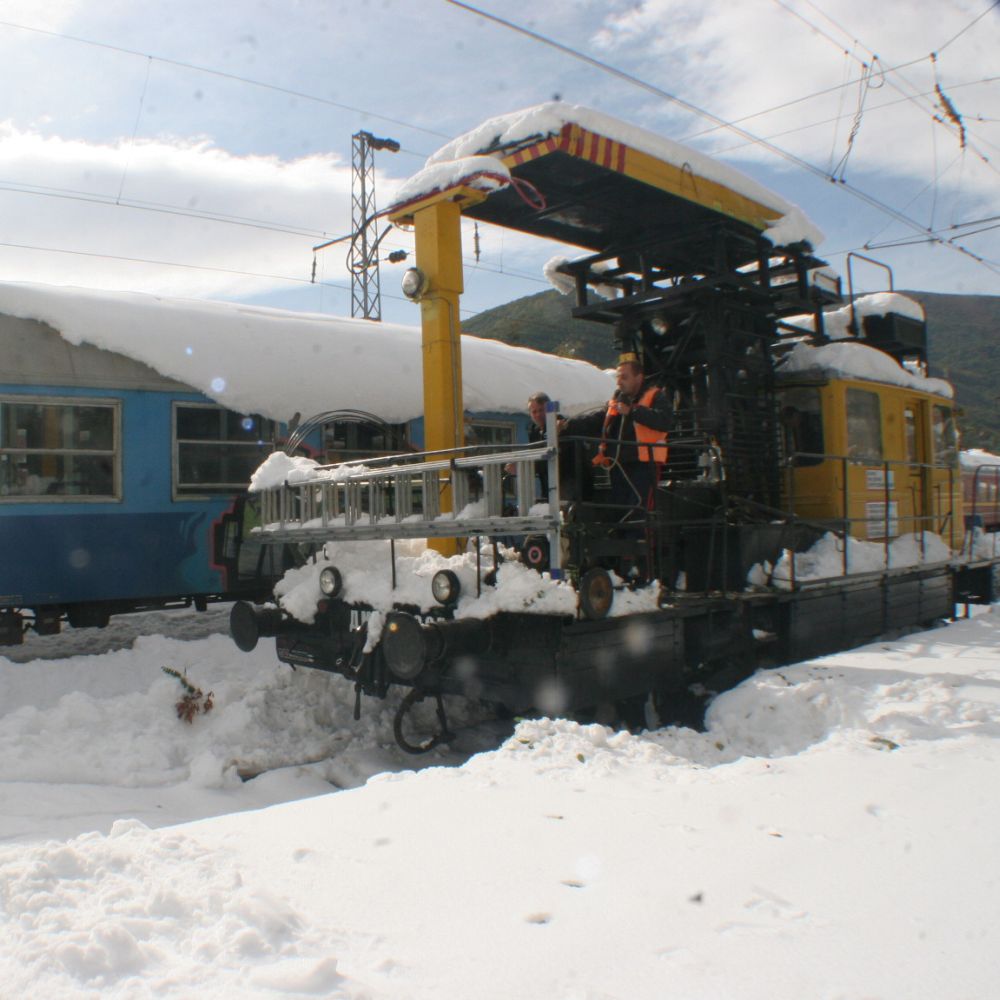110 пътника от два влака бяха блокирани от рано сутринта на гара Радунци в Стара планина