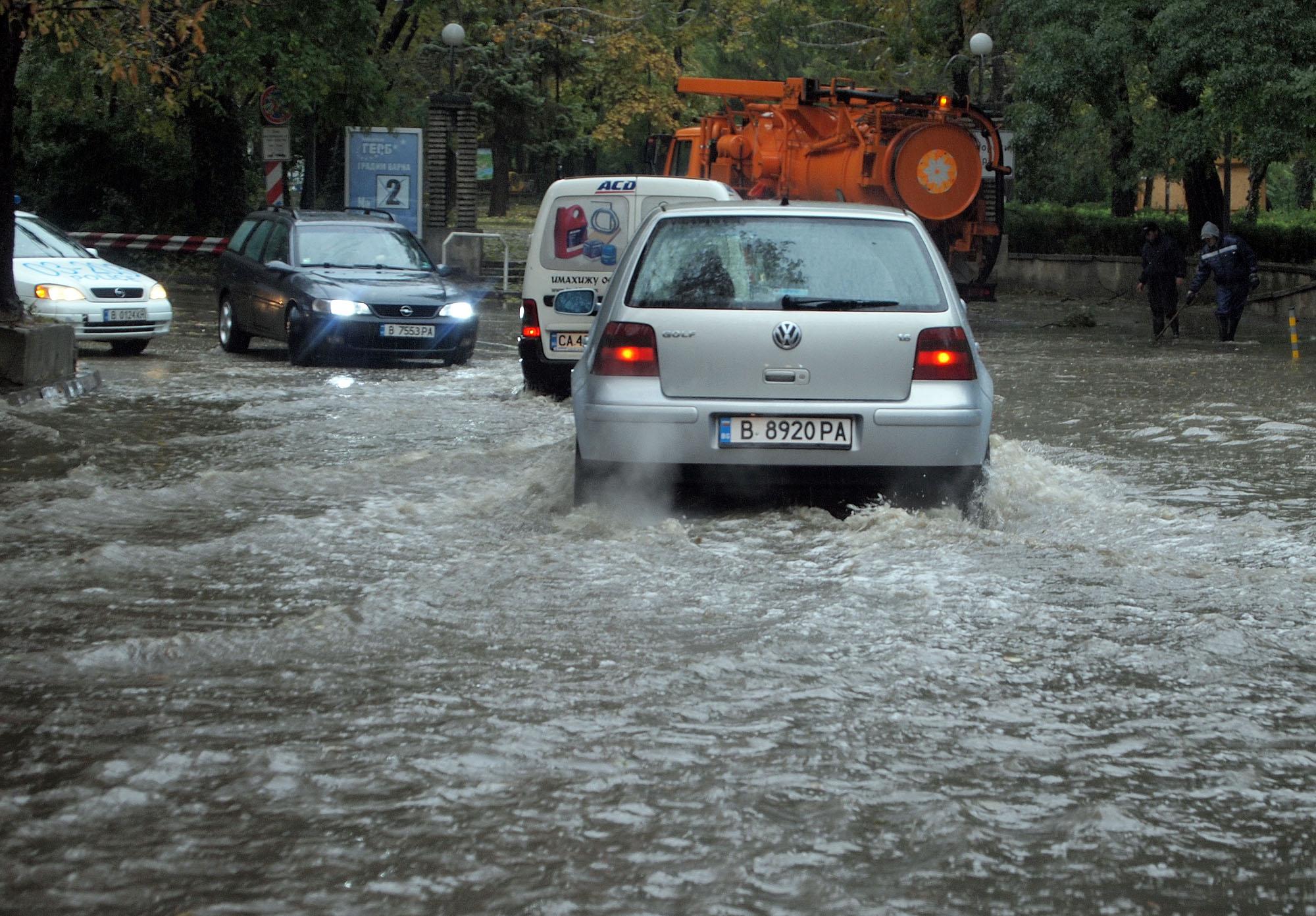 Проливен дъжд наводни Варна, евакуираха хора