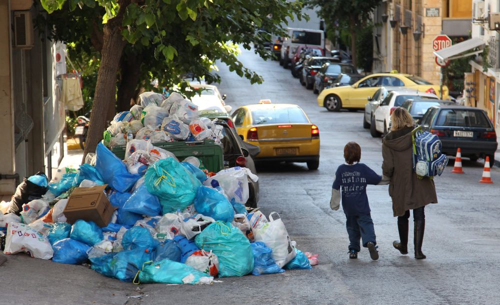 Атина е зарита от боклуци, заради стачка на работниците от чистотата